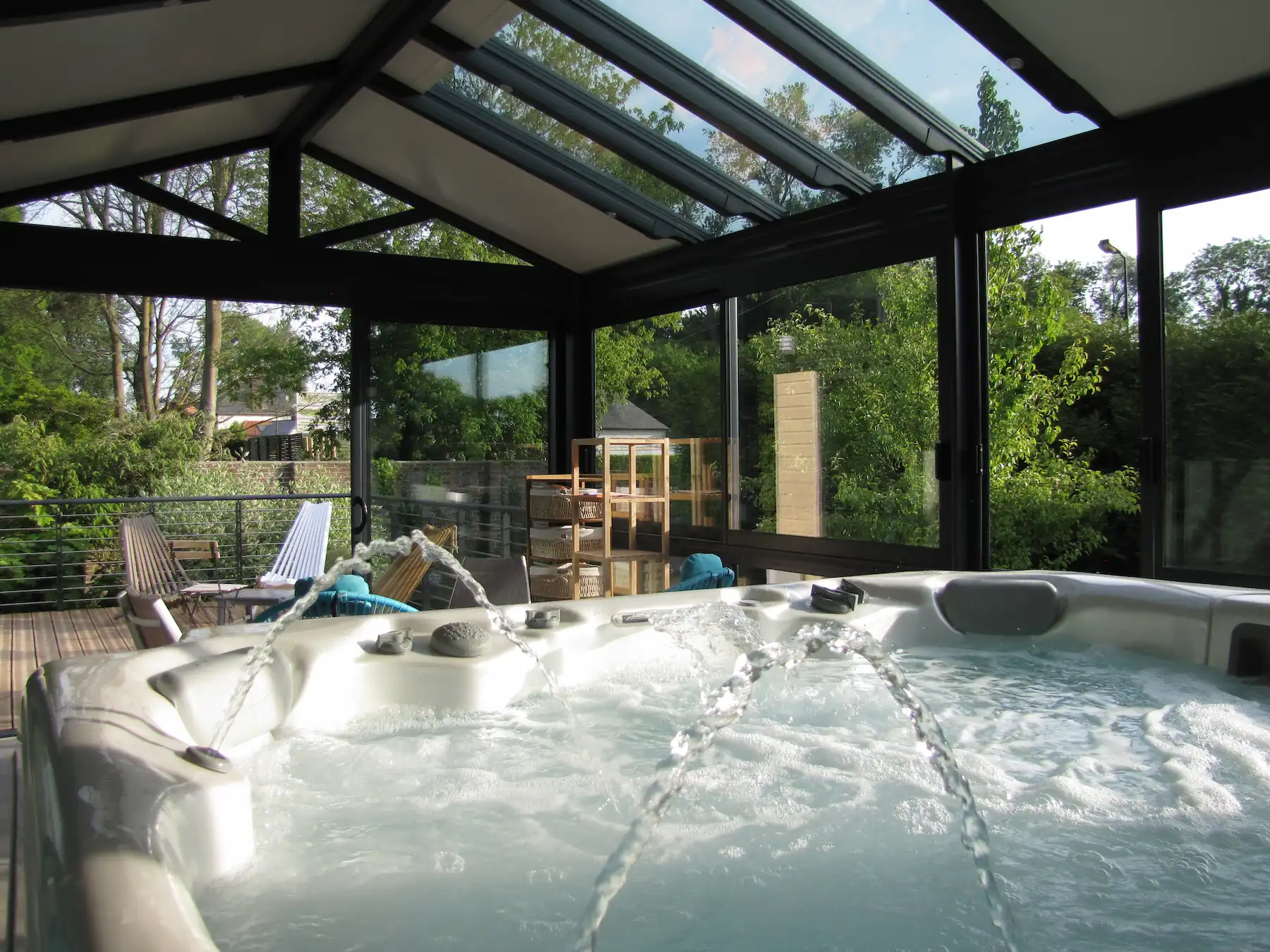 Espace spa et jacuzzi de la Villa Argonne en Normandie, ambiance bien-être et vue sur la nature