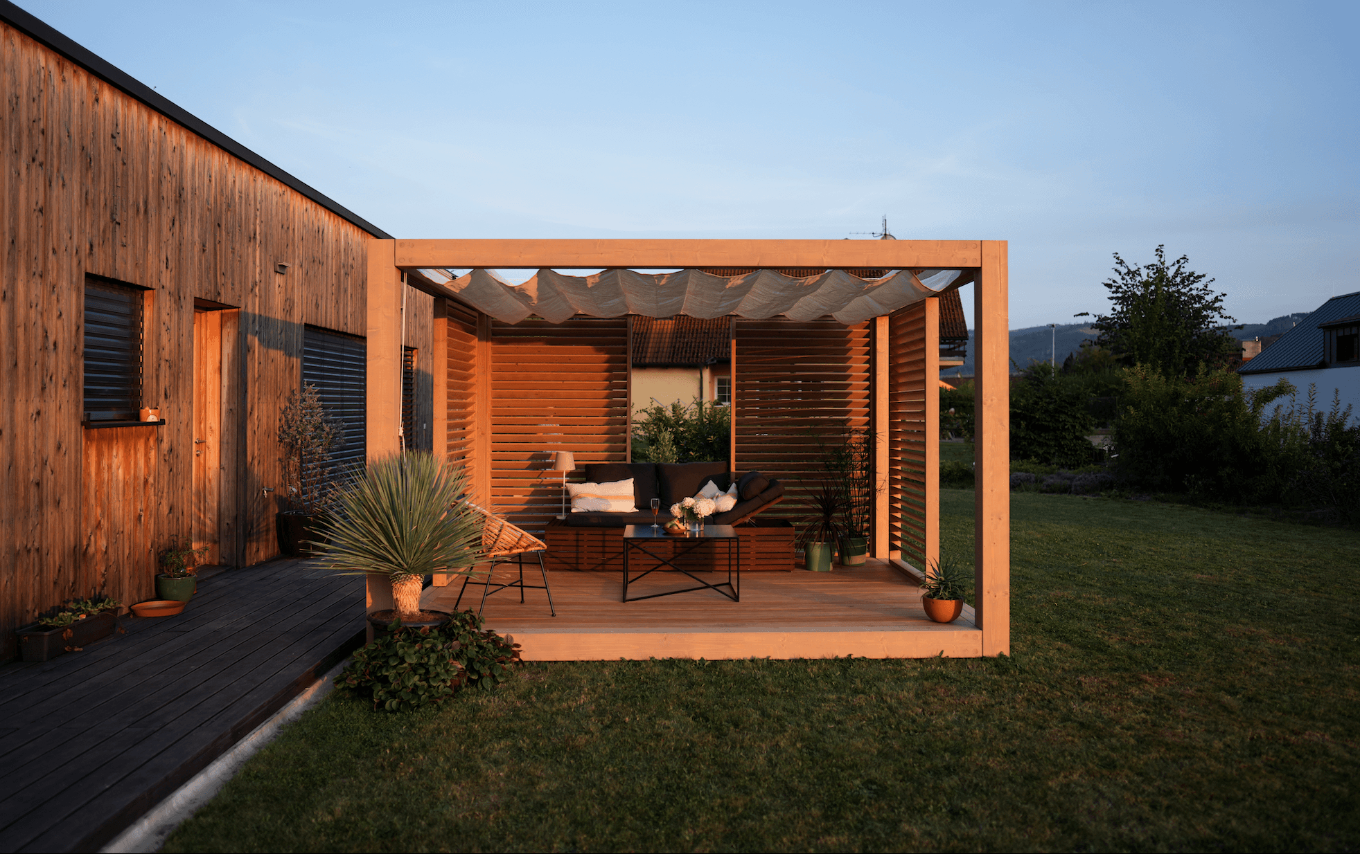 Moderní zahradní pergola TerraBlock – přírodní dřevo, stylová terasa