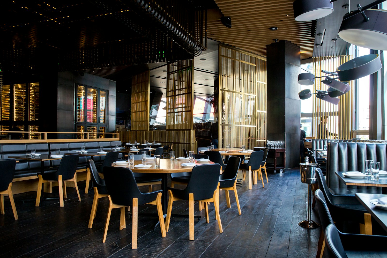 Interior de restaurante con iluminación cálida — programa de fidelización LUYOA®