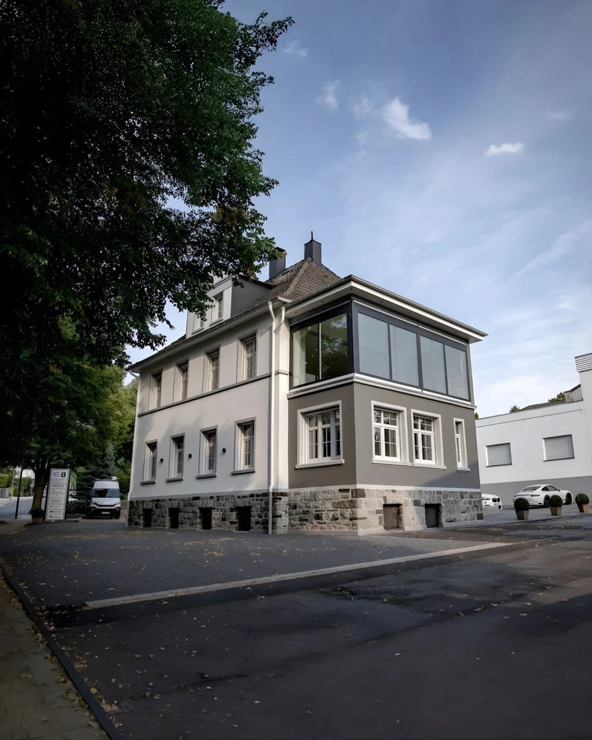 Umbau Arbeitervilla Straßenseite bei Tag