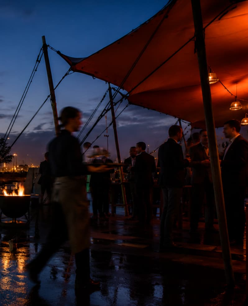 Dealer event in Amsterdam met hospitality onder een sfeervolle tent tijdens exclusieve netwerkavond