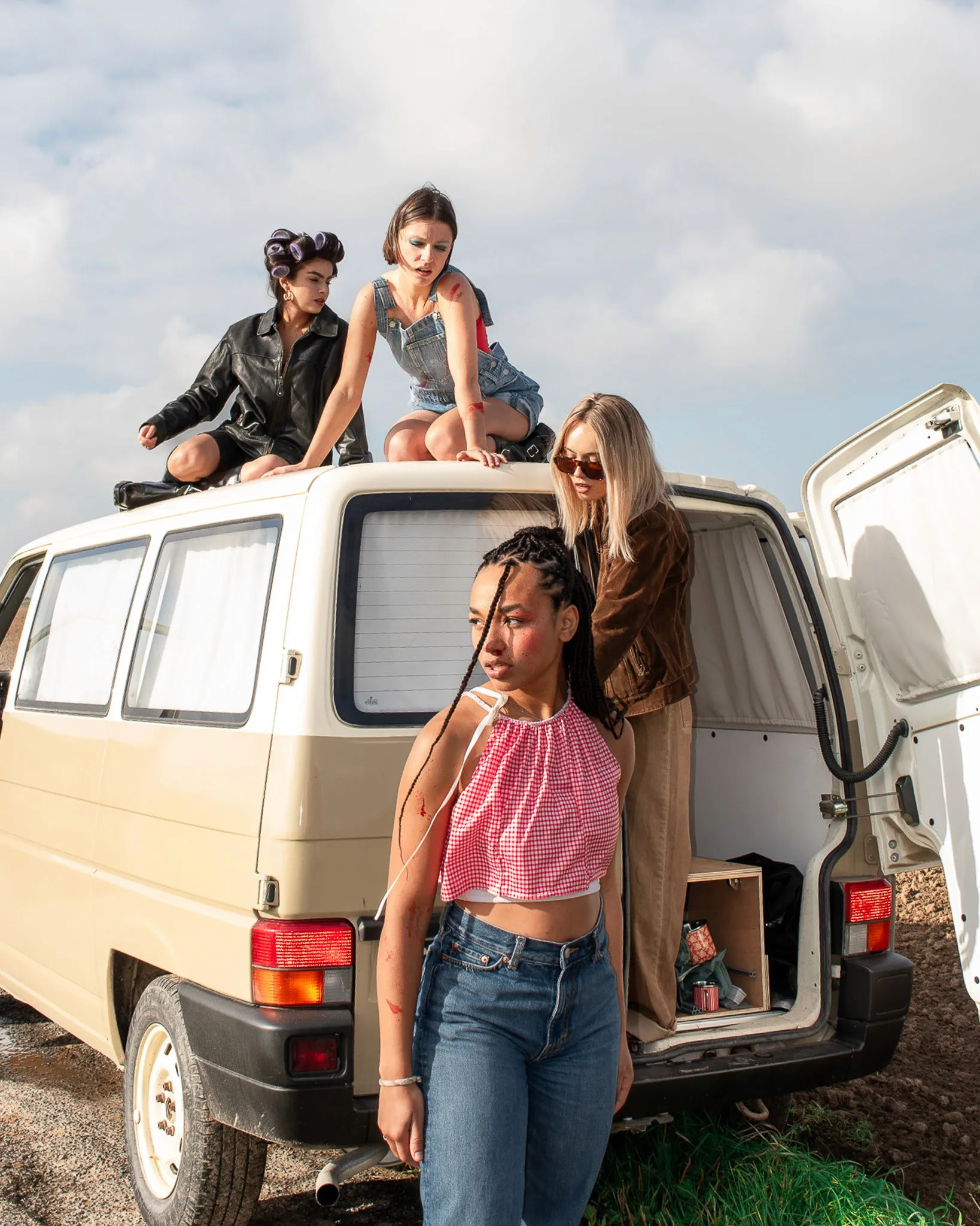 Photographie de mode de groupe d'inspiration rétro avec un van Volkswagen vintage.