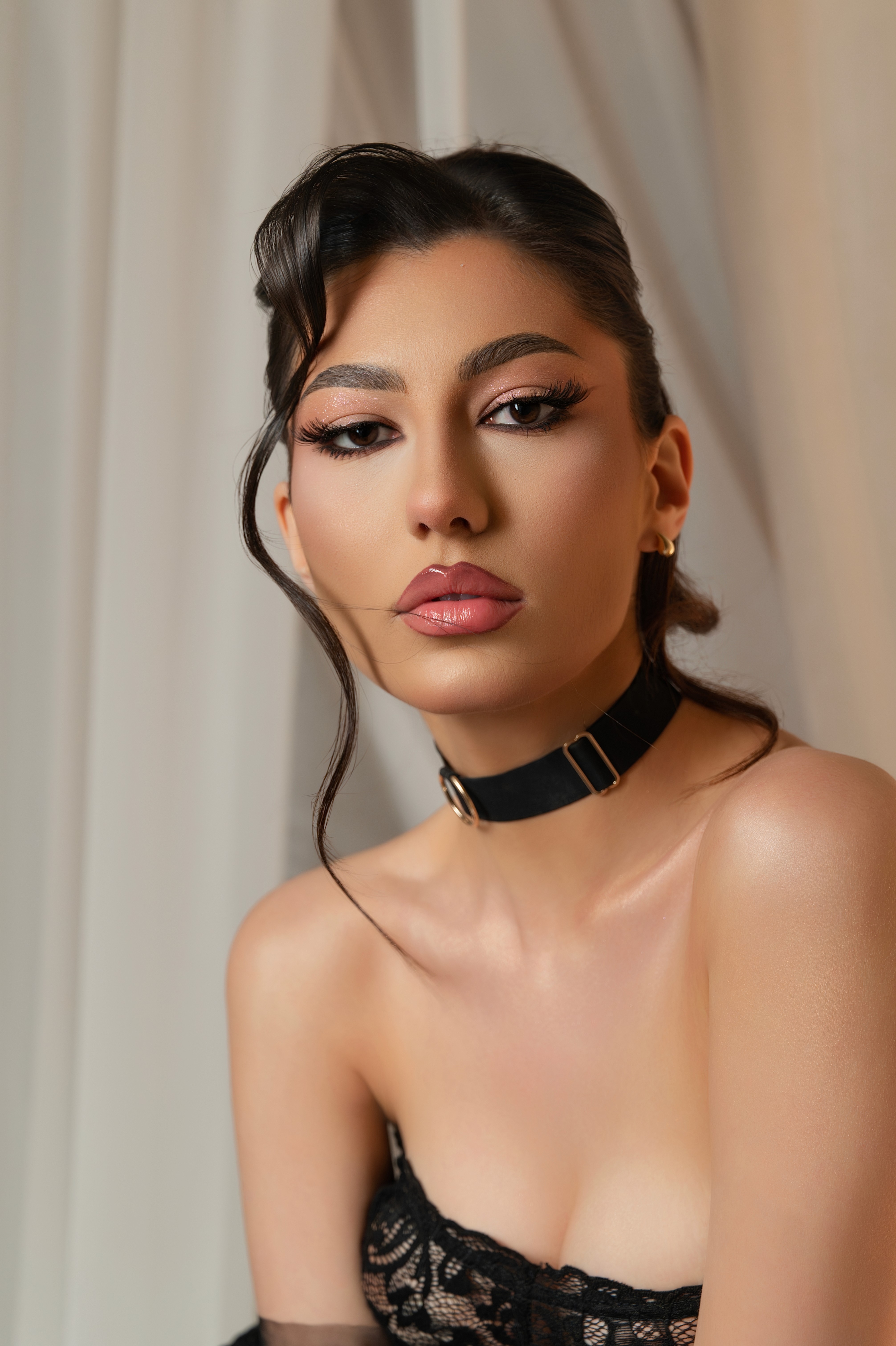 close-up portret mireasă cu machiaj elegant