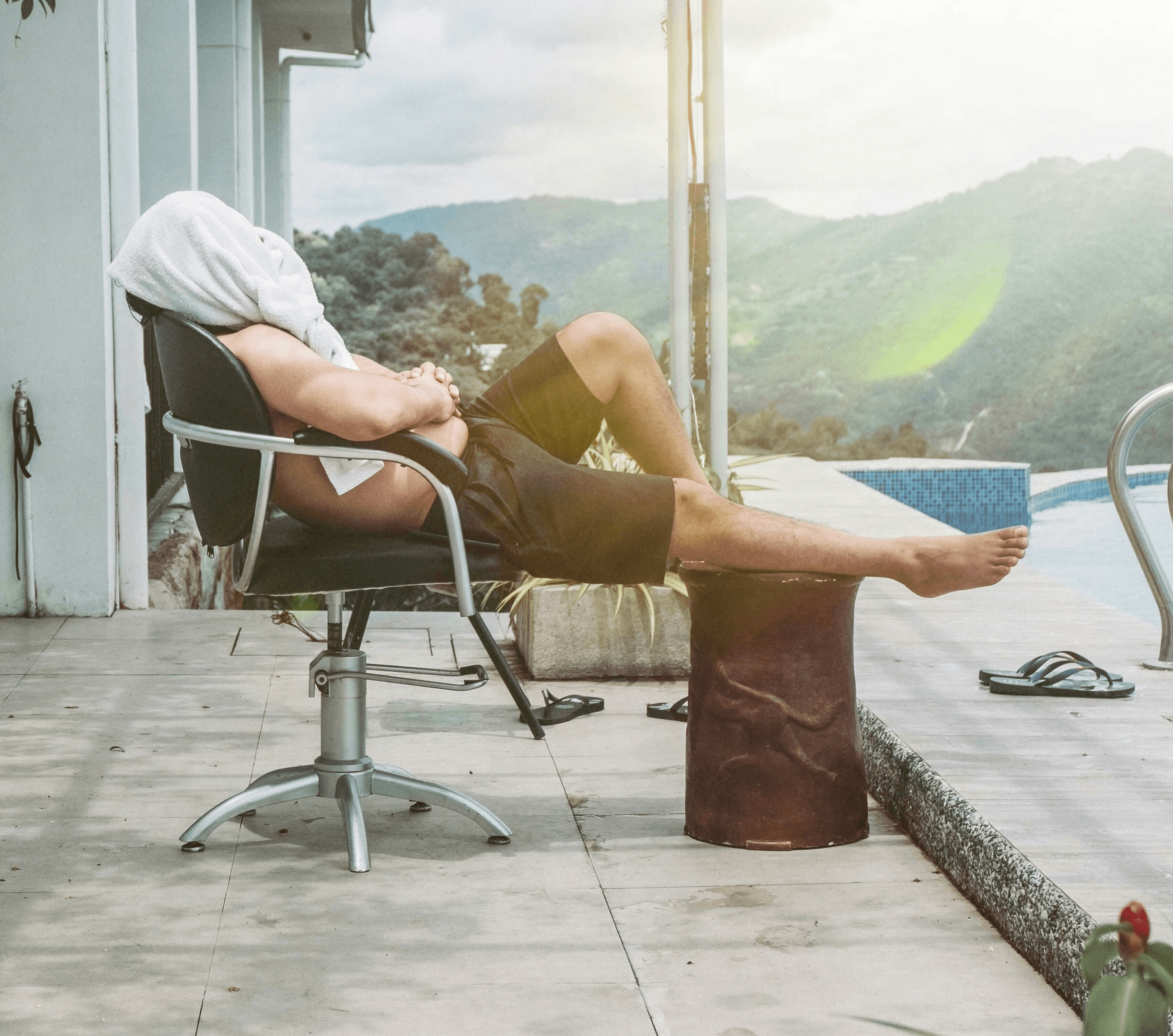 Homme en costume souriant devant une tasse de café lors d’une discussion professionnelle.