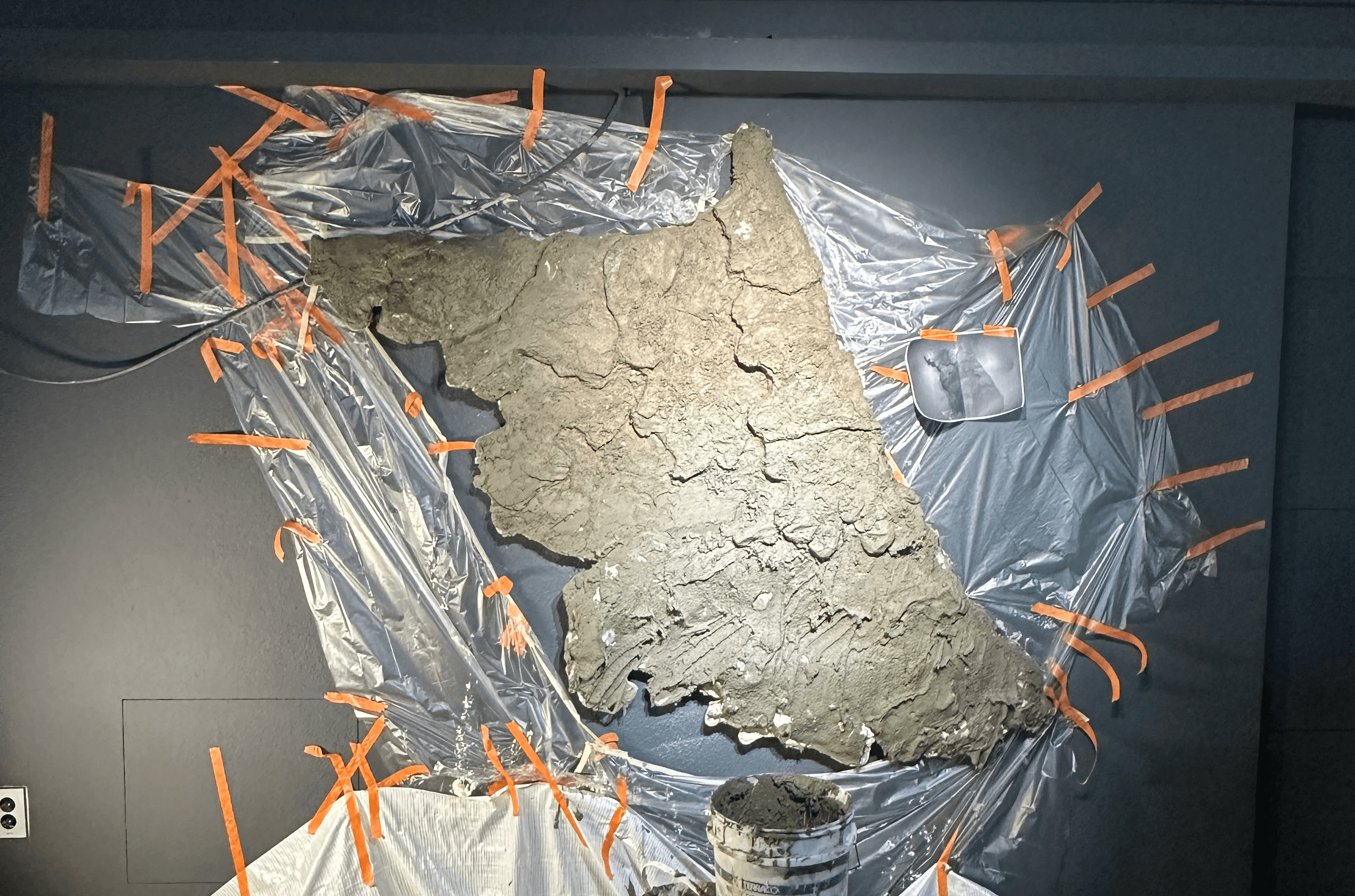 현장 시멘트 시공, MDF 위 벽면 부조 작업 과정 / On-site cement application over MDF, relief sculpting in progress