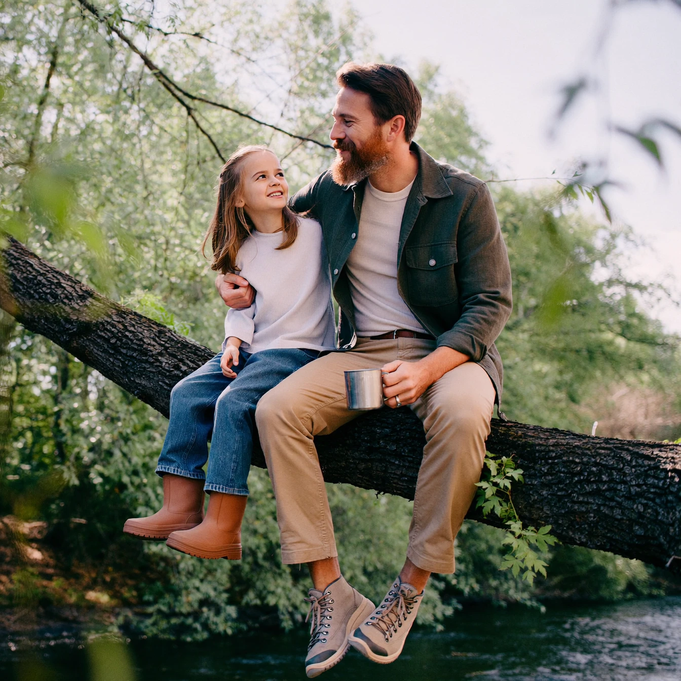 Vater und Tochter genießen Zeit in der Natur – für sie vorgesorgt