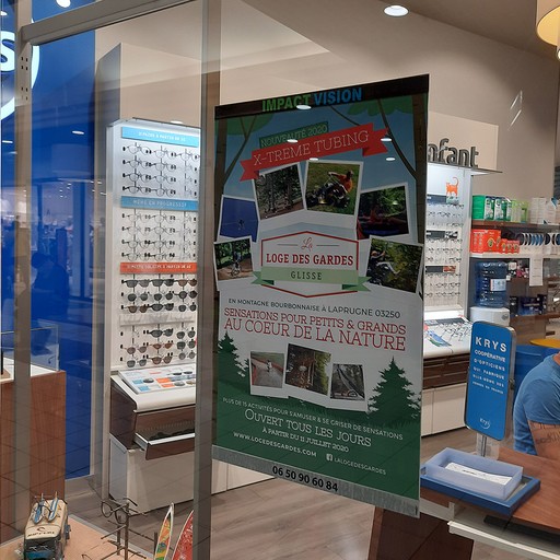 Affiche promotionnelle Impact vision en vitrine d'un magasin d'optique