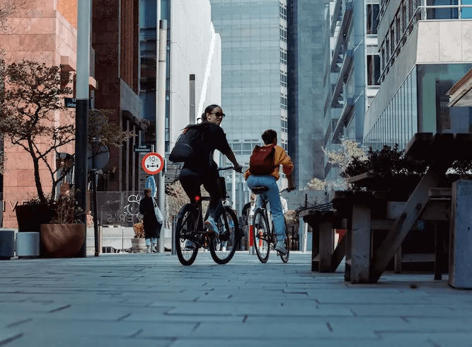 Zwei Fahradfahrer in einer Stadt