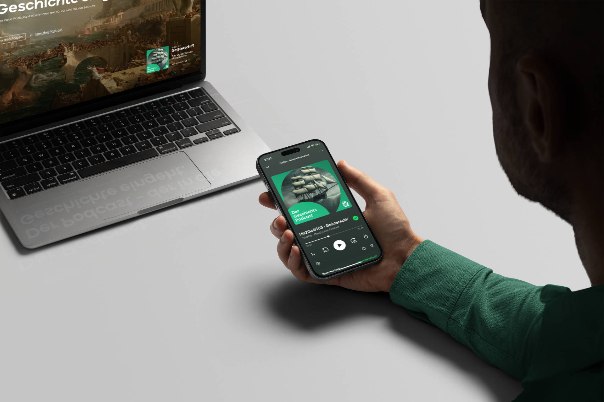 His2go-Podcast auf einem Smartphone mit einer Episode zum Thema „Geisterschiff“, daneben ein Laptop mit passender Website, beides in moderner Präsentation.