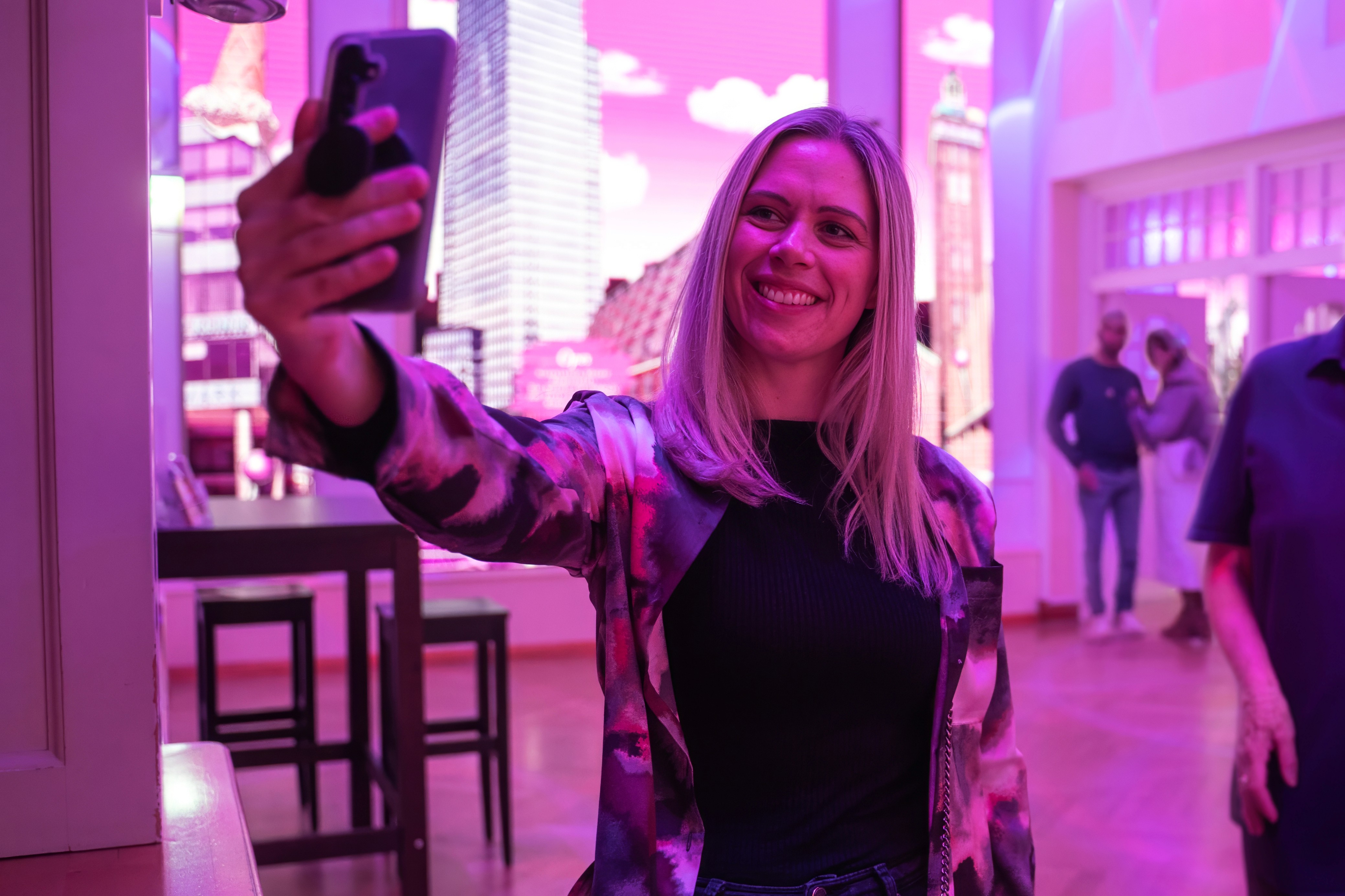 Frau mach Selfie für Fotogewinnspiel beim Musical Himmel und Kölle