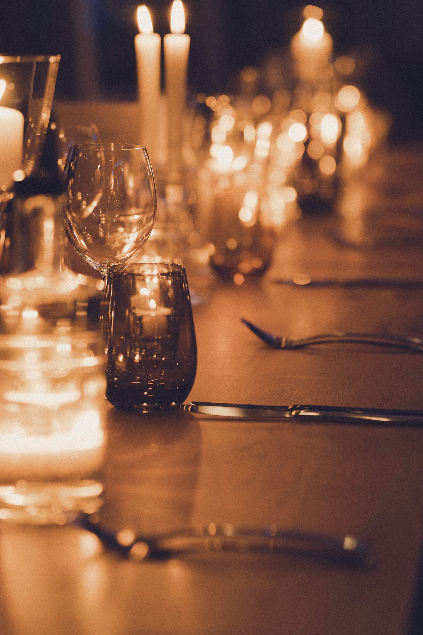 Tischdekoration mit Kerzenlicht bei Firmenevent