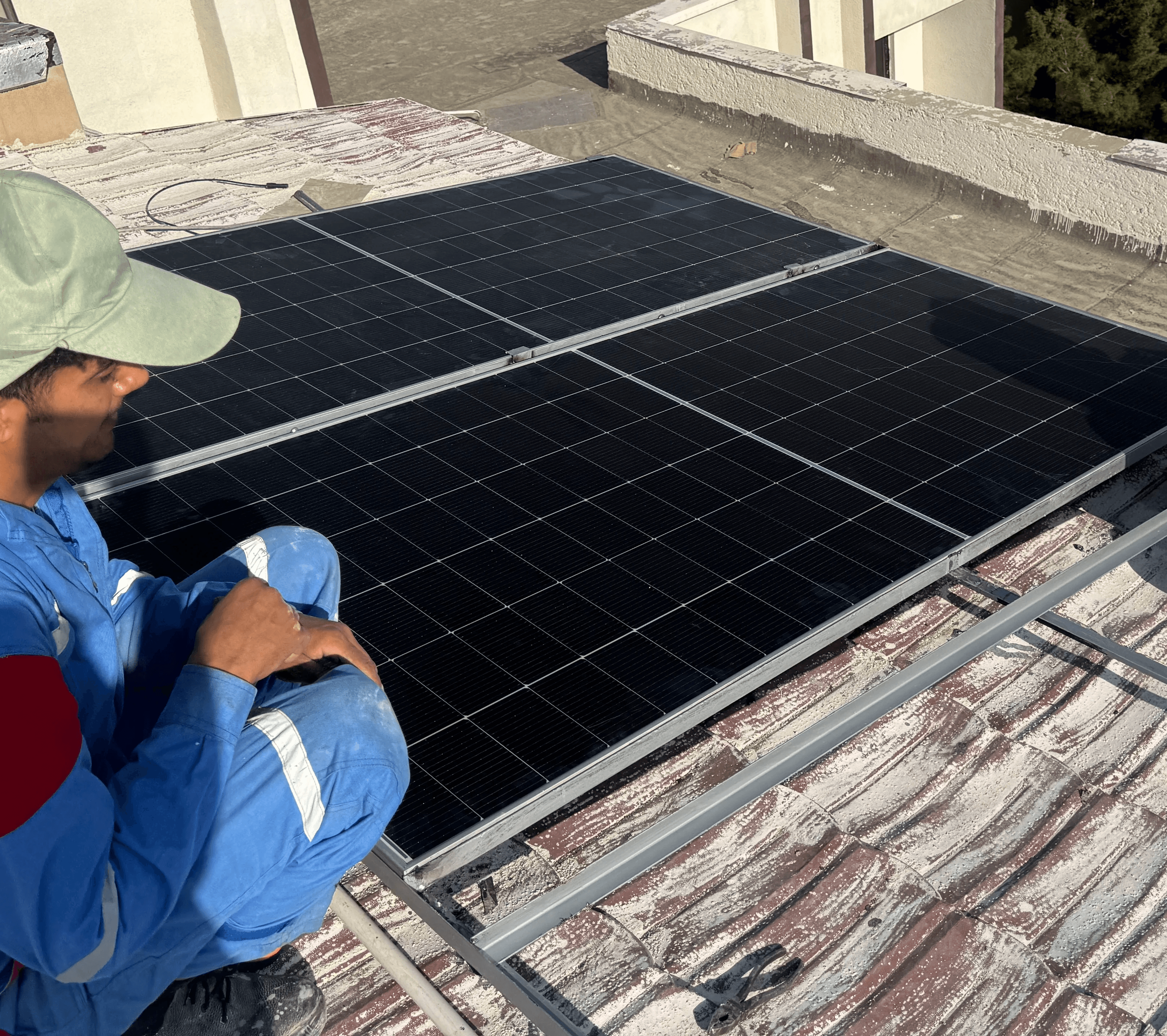 Instalación de paneles solares en cubierta residencial