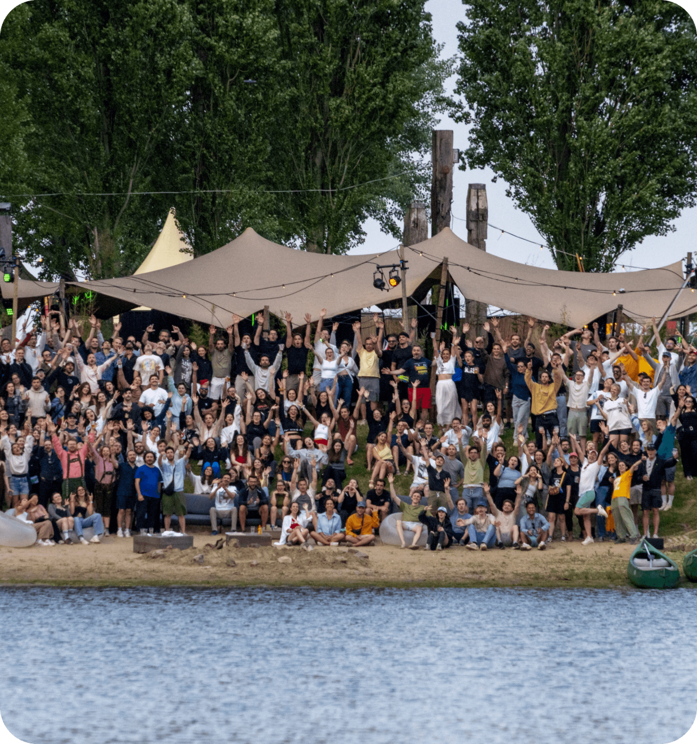 Illustratie van een hand die een zaailing plant in groene grond onder een blauwe lucht, wat herbeplanting en milieumaatregelen uitbeeldt.