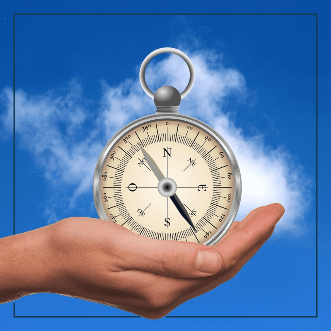 Eine Hand haltet einen Kompass