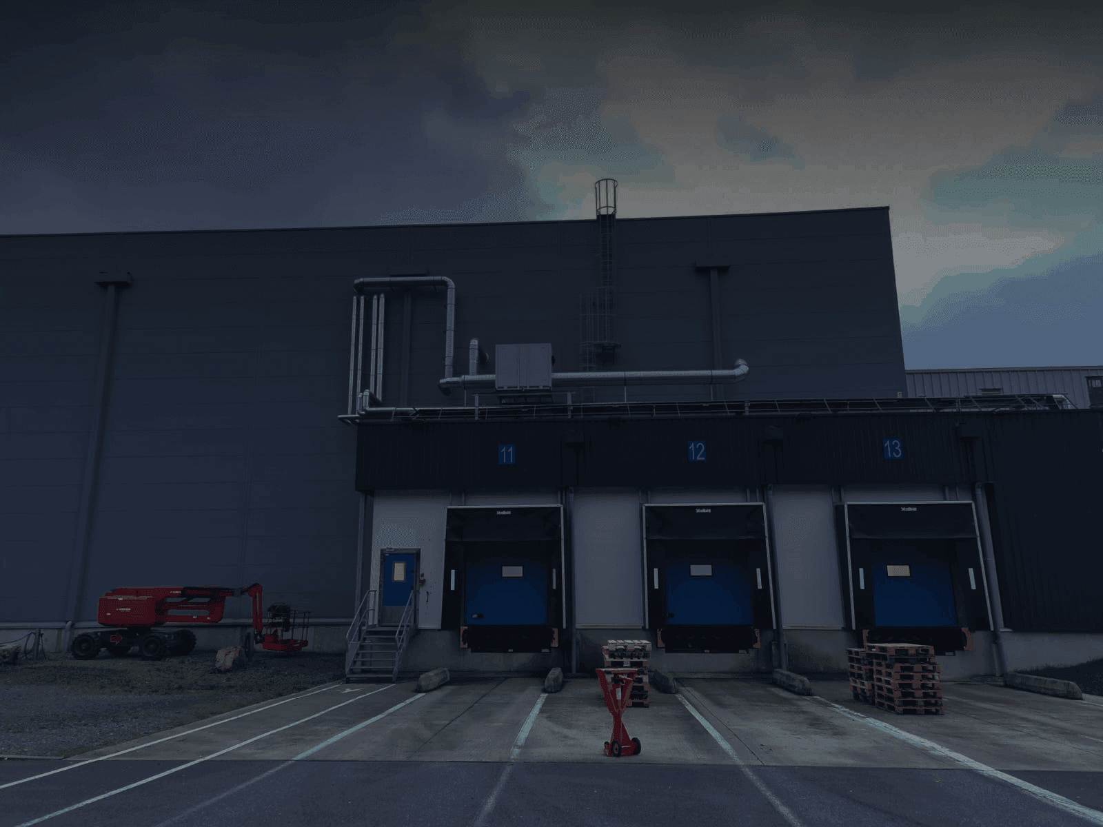 Usine avec tuyaux jaunes