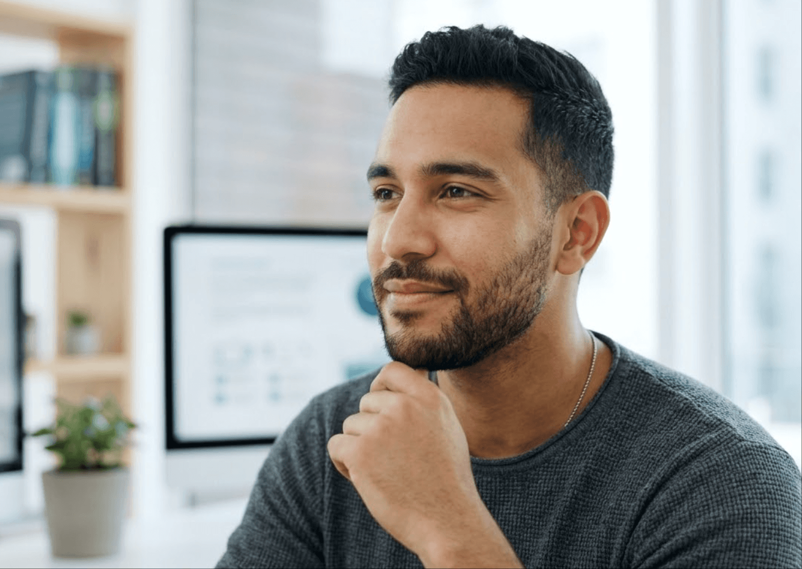 Analista de Operações documentando processos comerciais com mapas de suporte