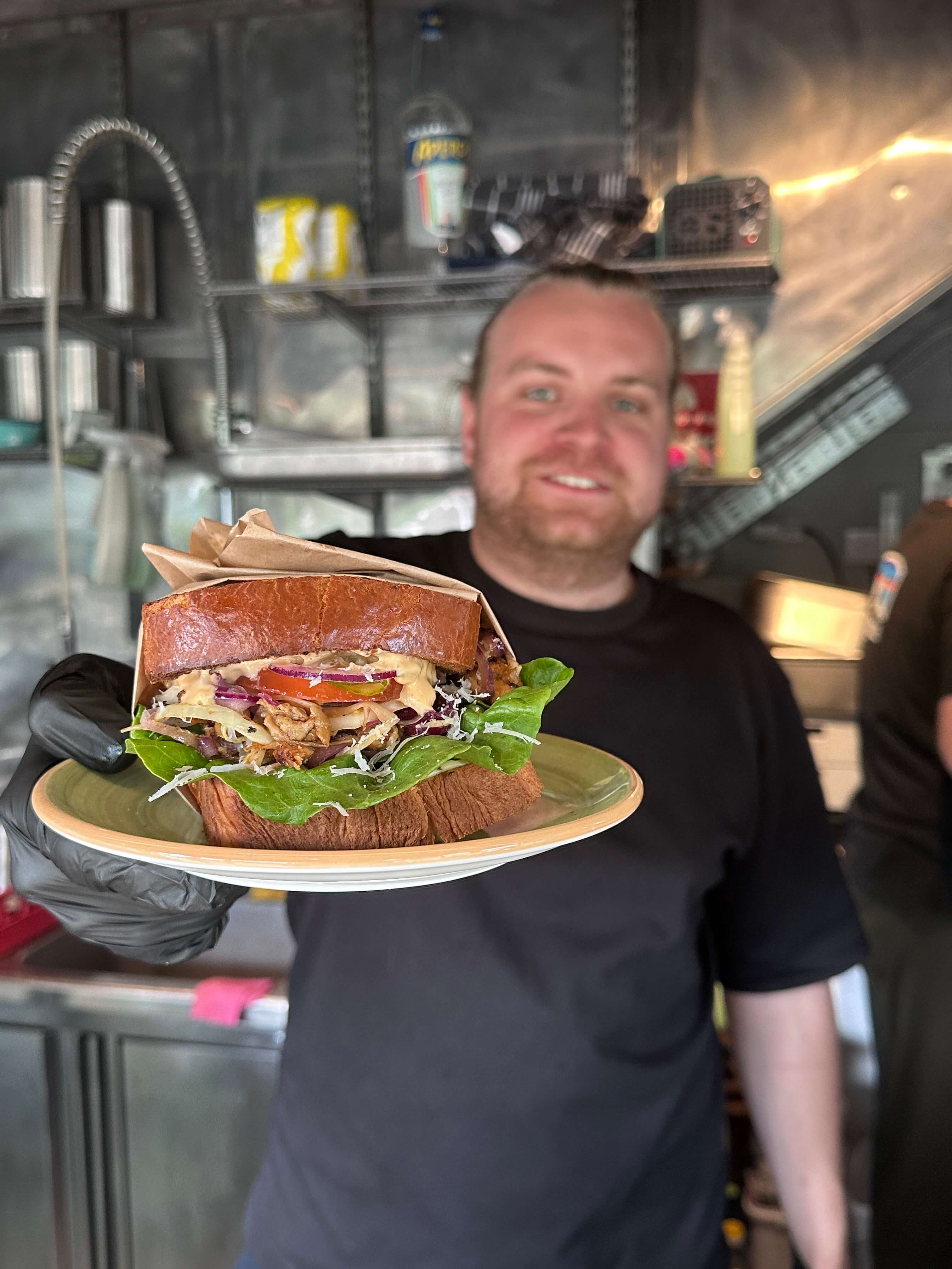 Oss bröd emellan serverar Chicken Bang Bang från foodtrucken i Göteborg