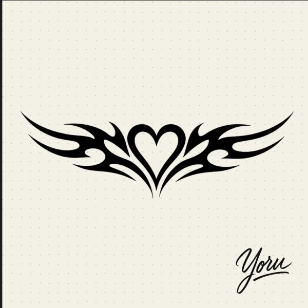 Diseño de tatuaje tribal negro, con un corazón en el centro y formas que simulan alas o llamas extendiéndose hacia los lados.