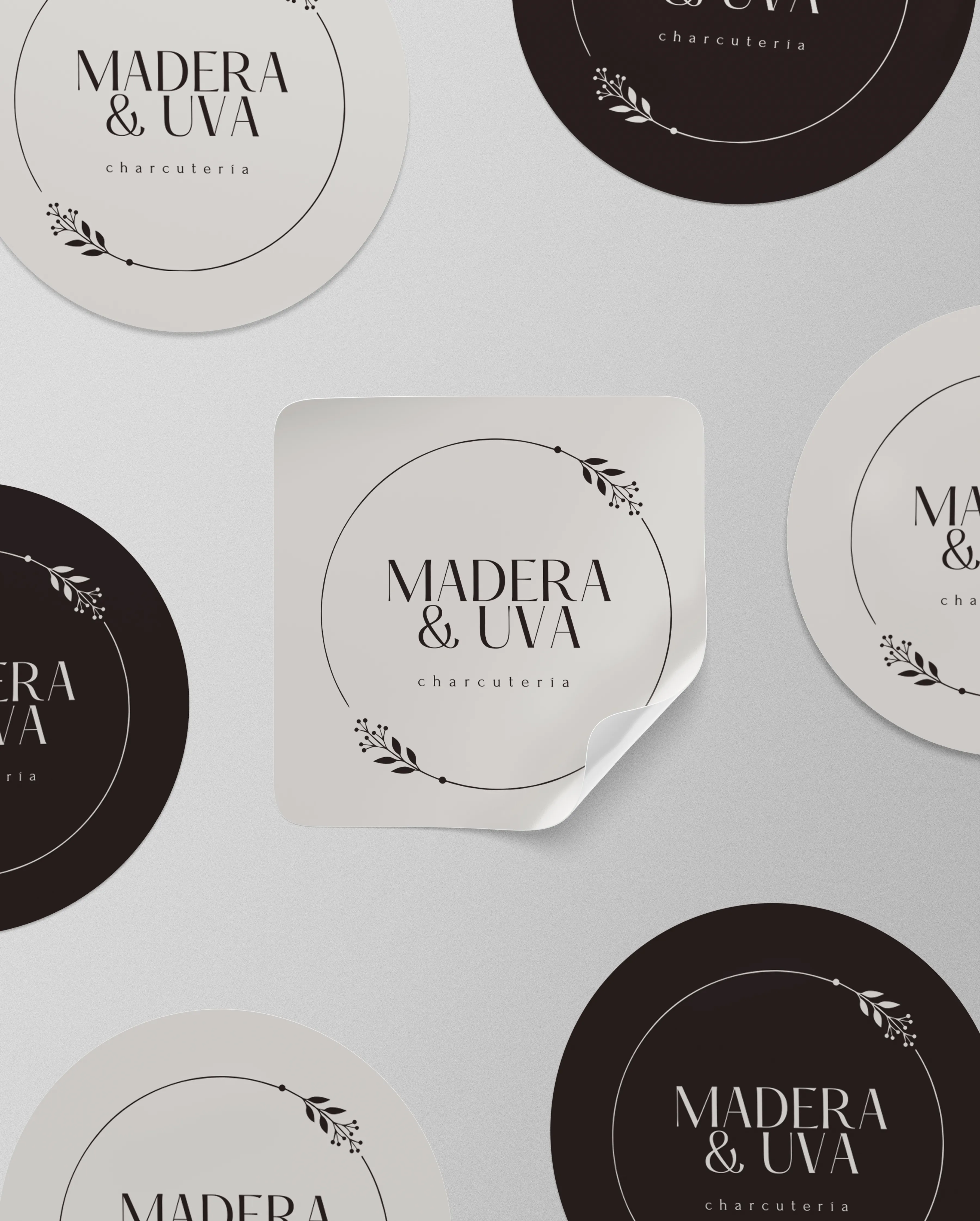 Variaciones de logotipo "Madera y Uva" en stickers