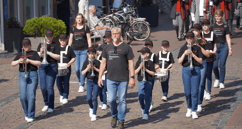 Die (K)Leinegarde marschiert beim Schützenfest in Neustadt