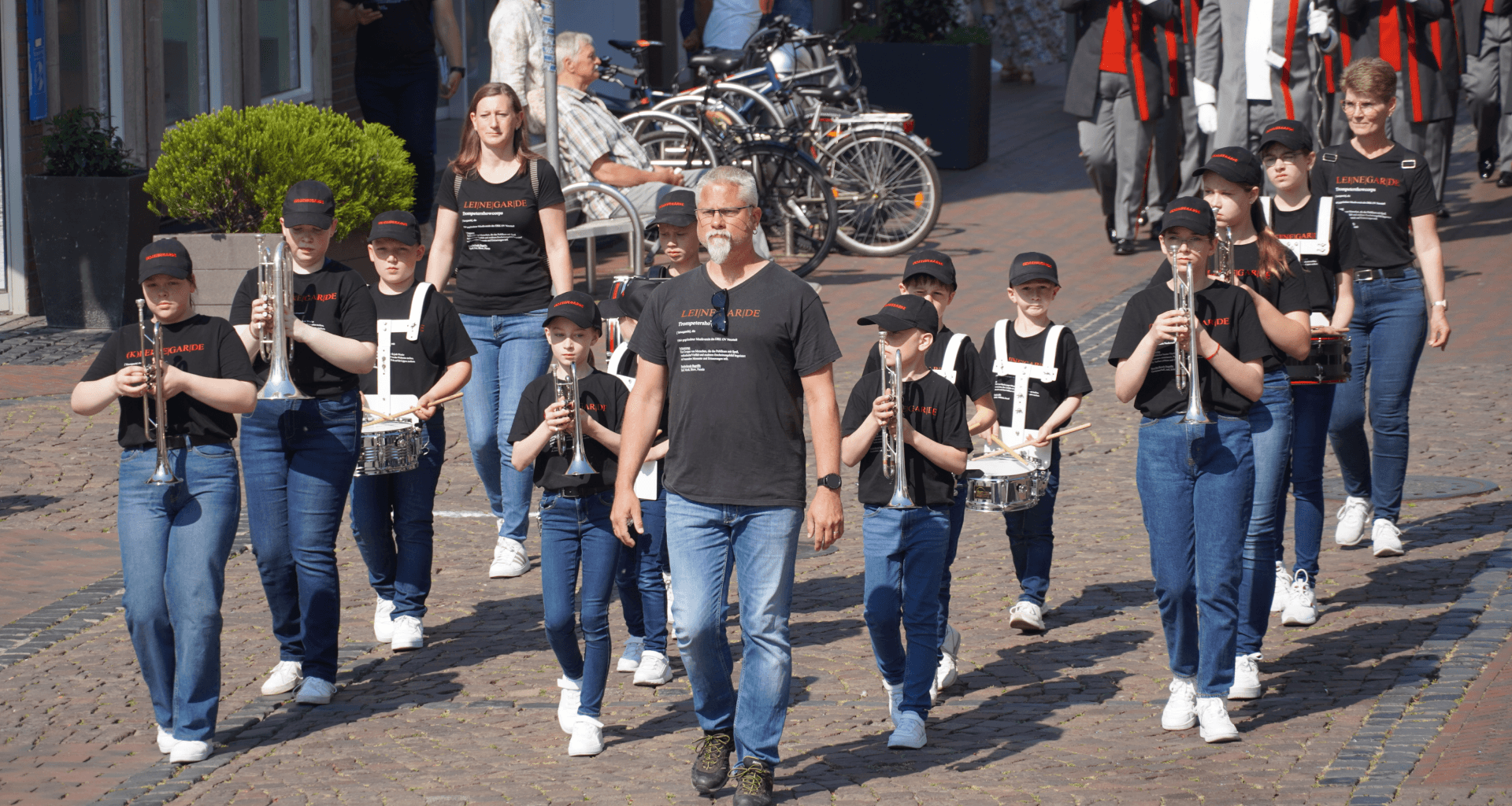 Die (K)Leinegarde marschiert beim Schützenfest in Neustadt