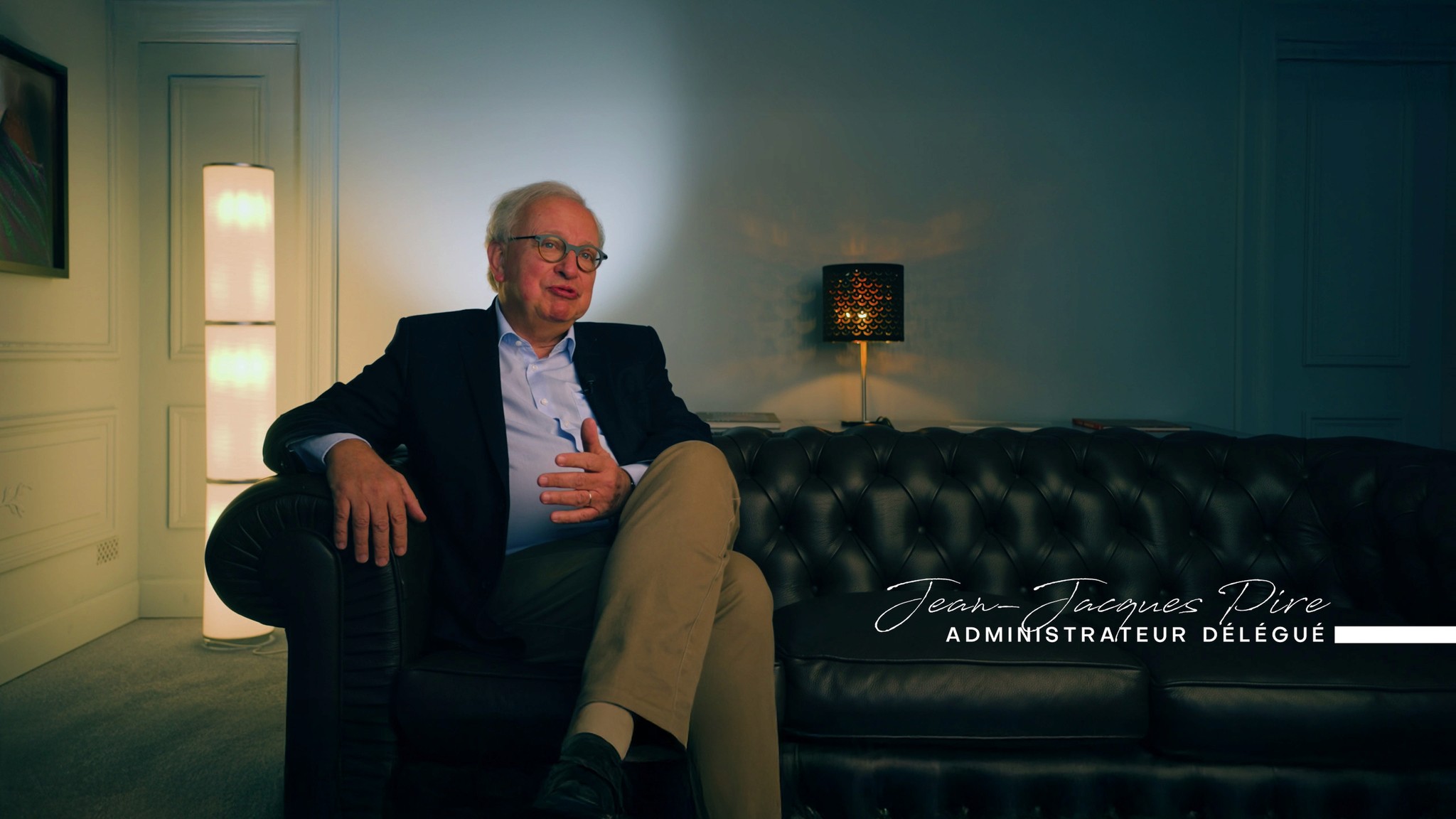 Monsieur Jean Jacques Pire en interview dans sa société Pire Asset Management. Assis dans un fauteuil en cuir