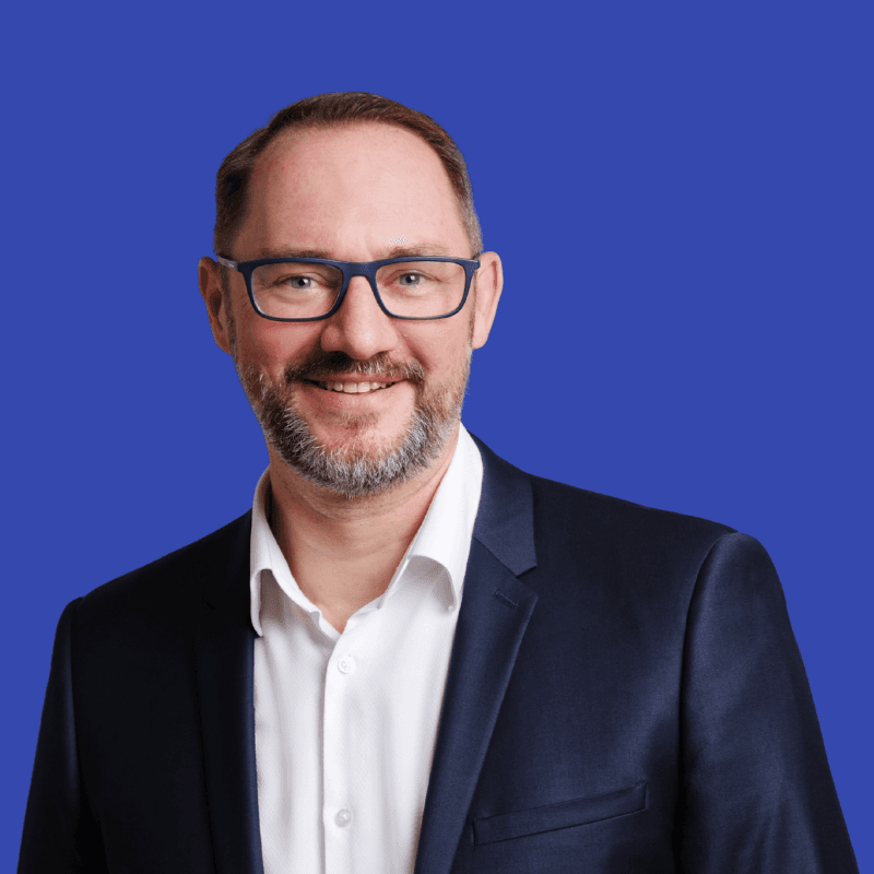 Bild eines Mannes auf blauem Hintergrund