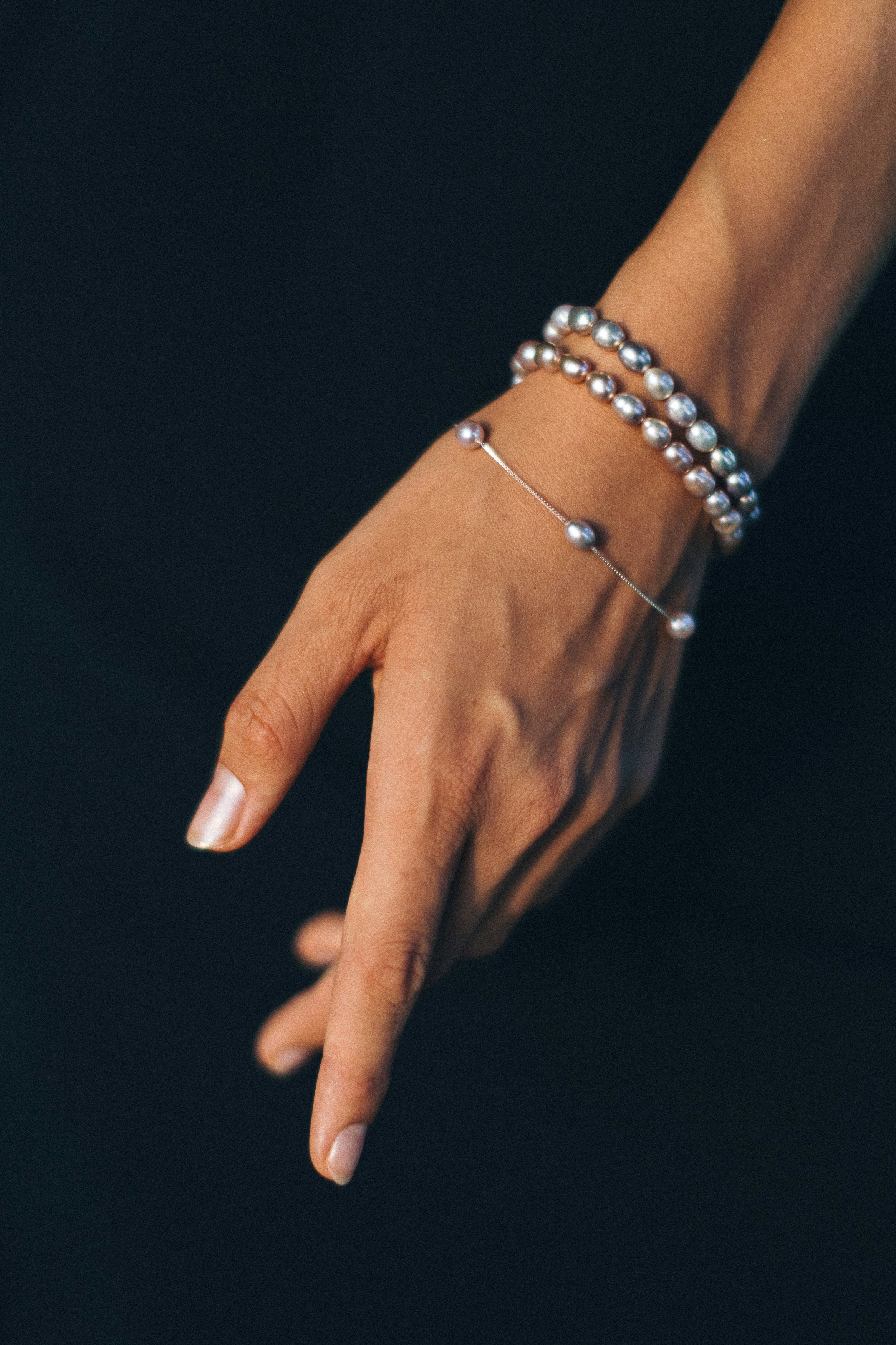 Main de femme avec bracelet à perles