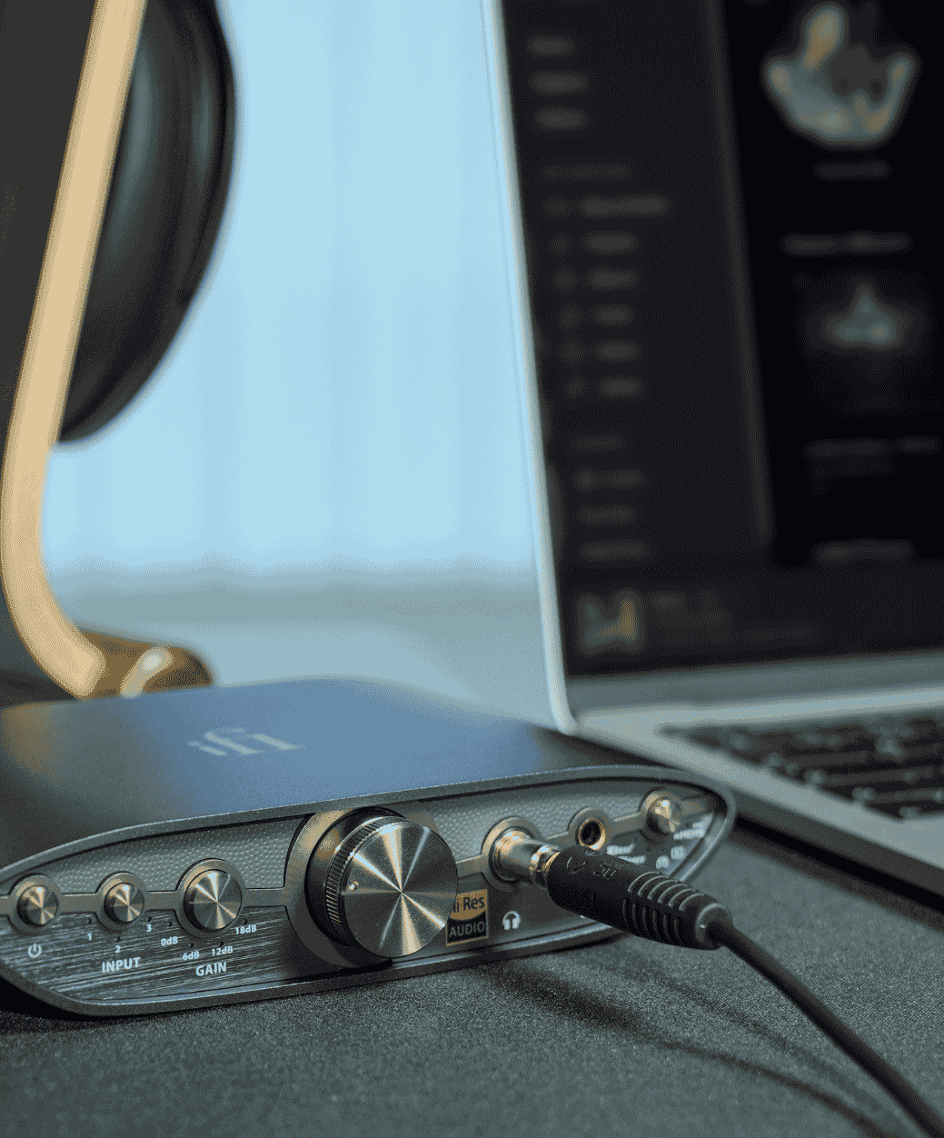 iFi Audio Zen CAN 3 - lifestyle 2 - LE STUDIO HIFI