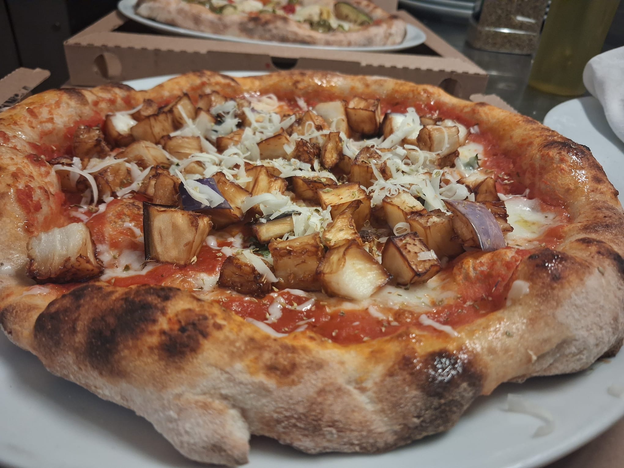 Pizza appena sfornata su tavolo in legno