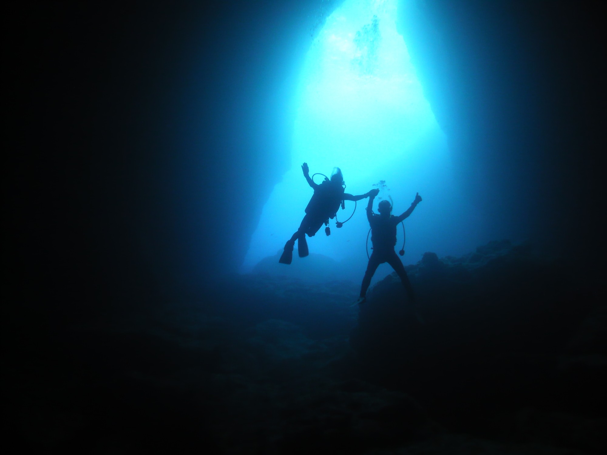 photography of dam during daytime