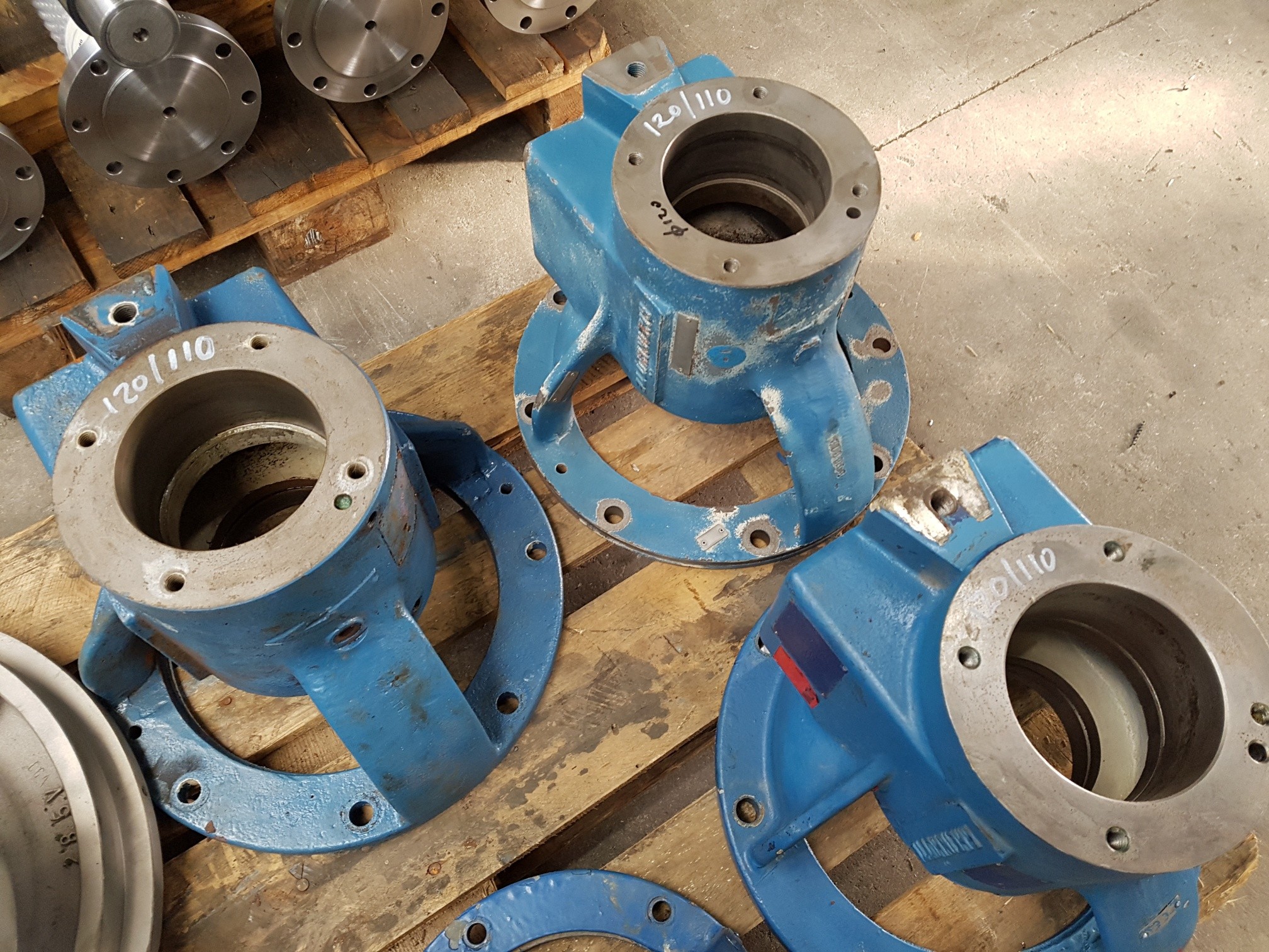 Batch pomphuizen na thermisch spuiten op pallet in werkplaats Plasma Service Breda