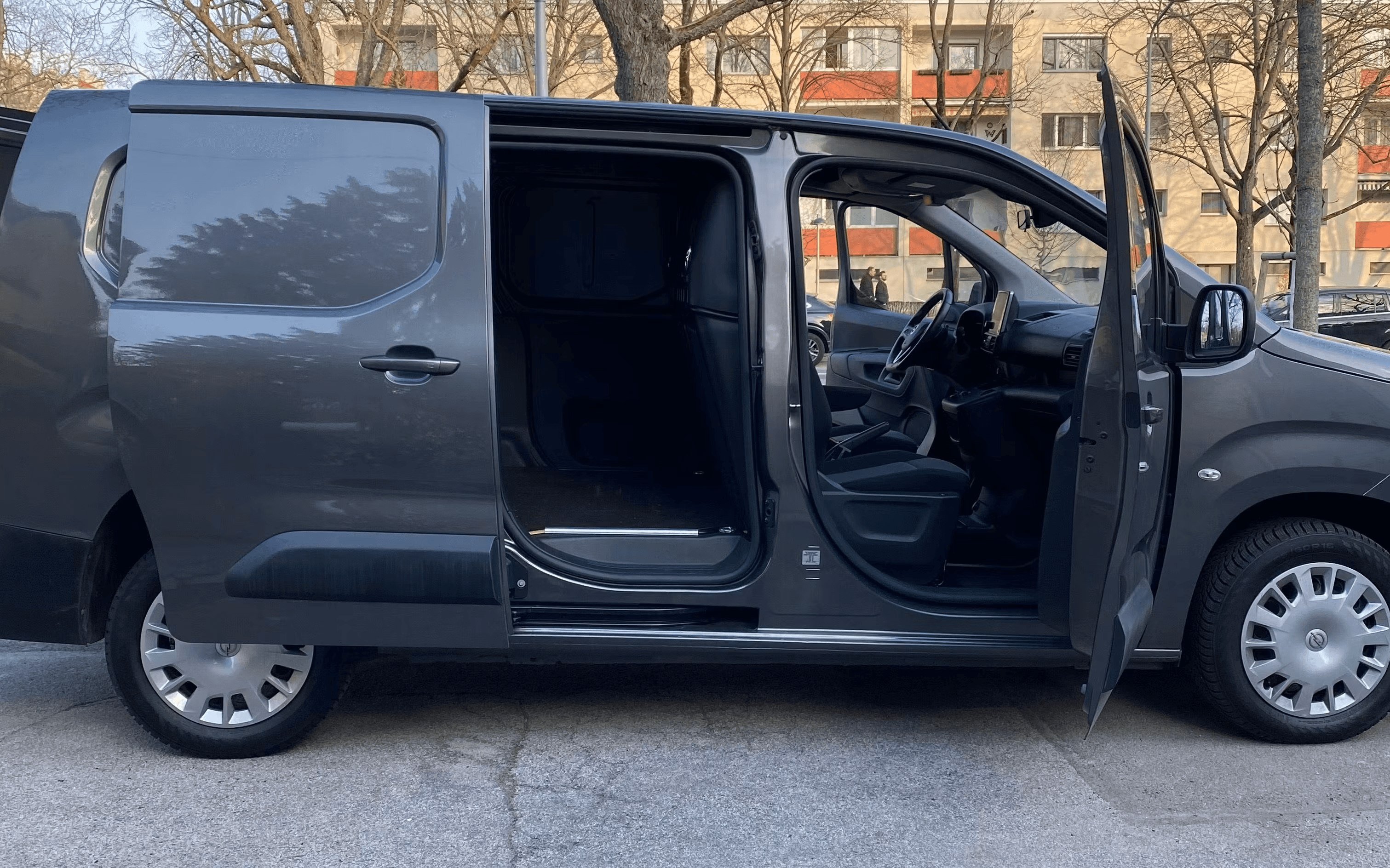 Transporter Innenraum leer großer Stauraum Möbeltransport Wien