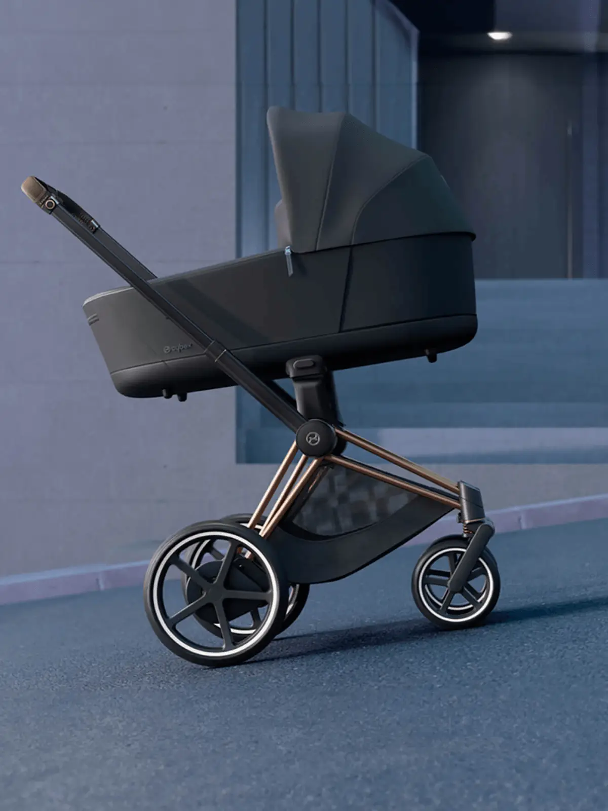 Schwarzer Kinderwagen der bergauf steht