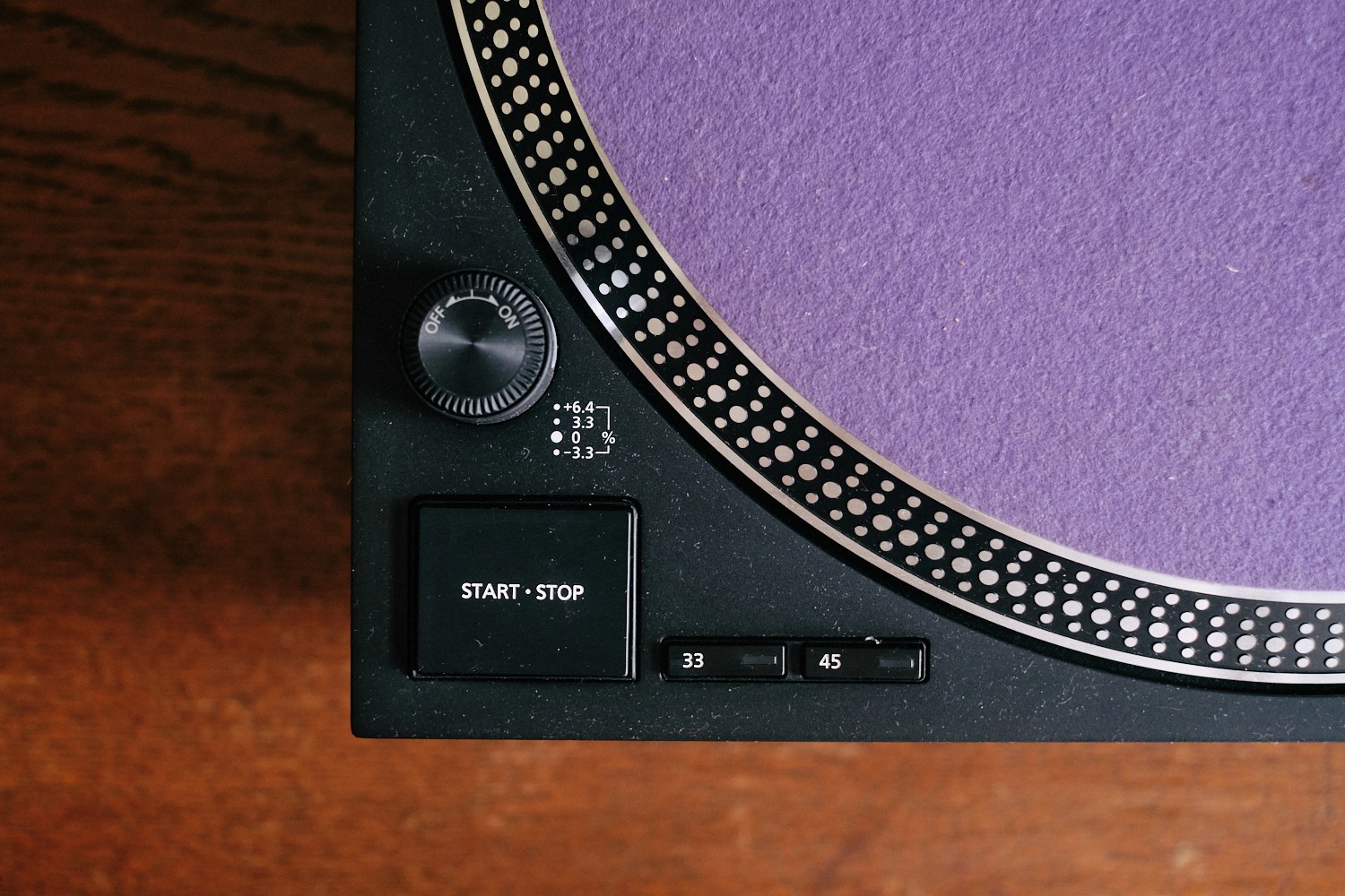 Technics SL-1210 MK7 Plattenspieler mieten – Kombination aus Tradition, Innovation und überragender Klangqualität, nah Aufnahme Play Button