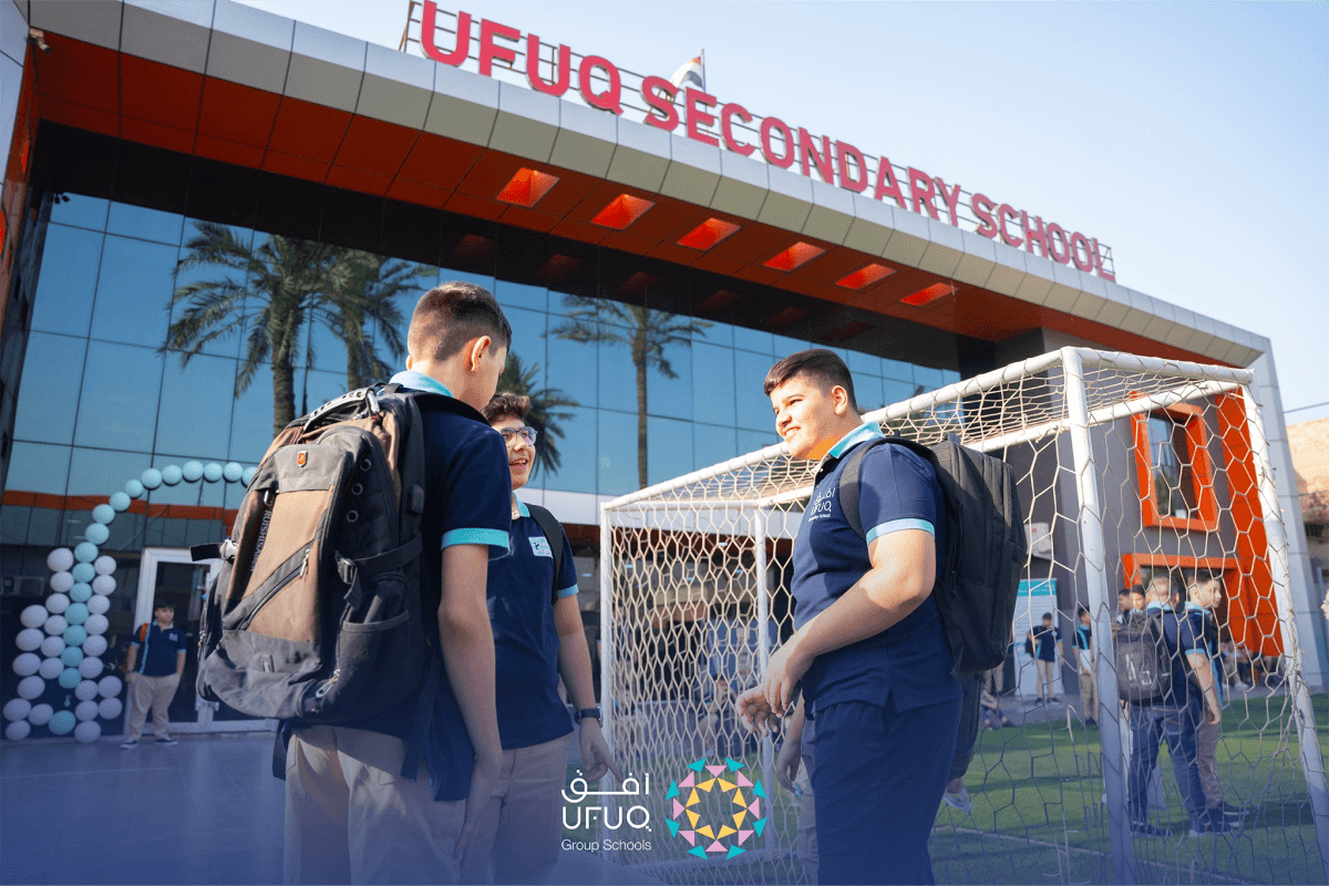 اولاد يلعبون في باحة المدرسة