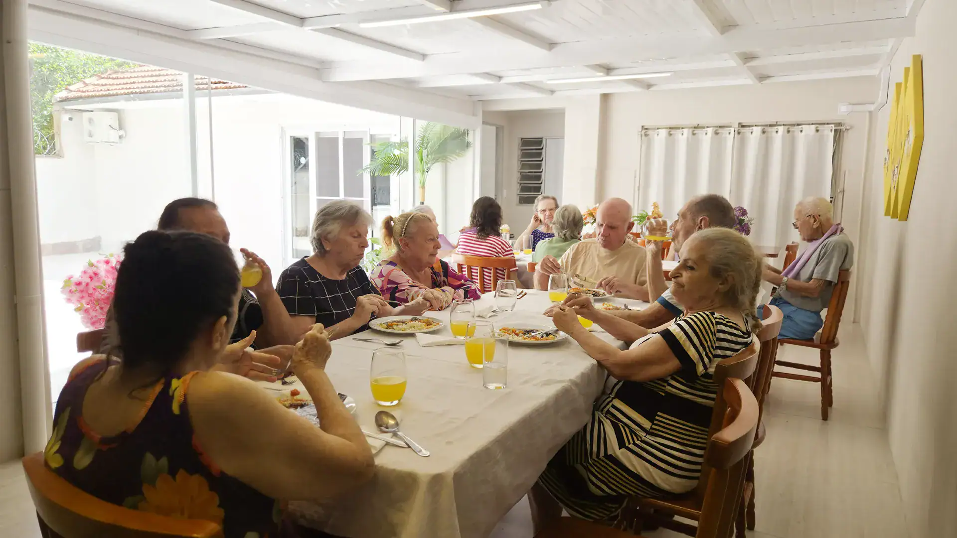 Refeitório higienizado e organizado, com mesas adaptadas para as refeições coletivas dos idosos - Residencial Geriátrico Nova Era
