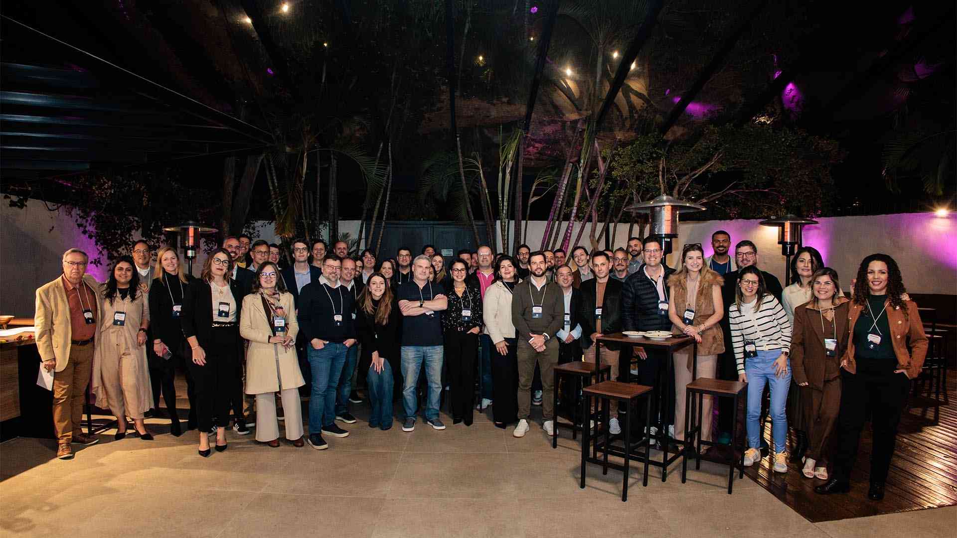 Grupo seleto de líderes reunidos em encontro fechado do CMS R&F Club