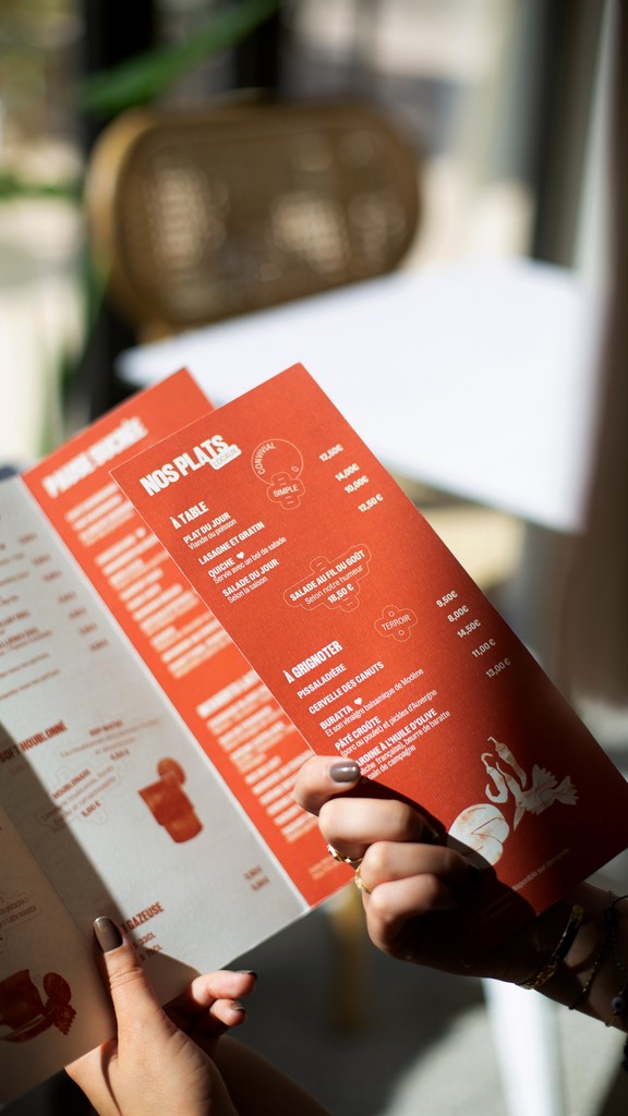 Menu du restaurant Au fil du goût, avec mise en page soignée, typographie claire et design graphique élégant. Chaque élément reflète l’identité visuelle du restaurant.