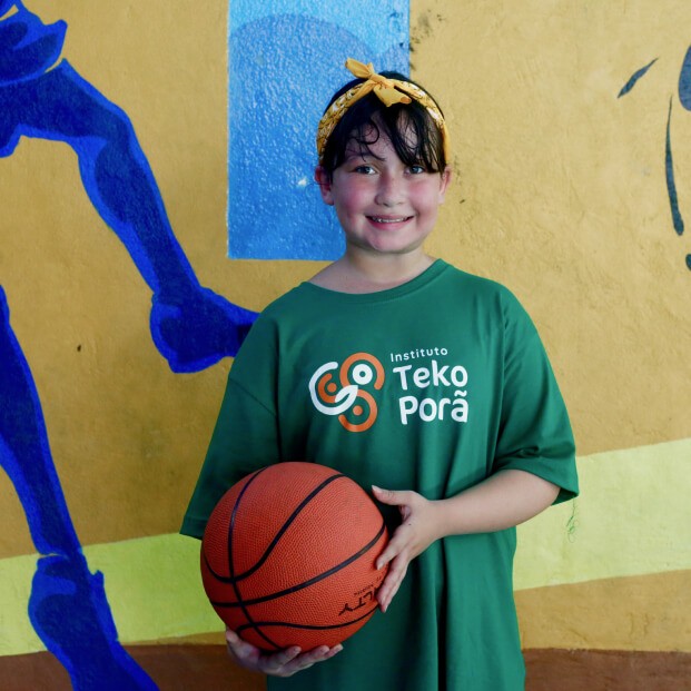 Equipe e comunidade atendida pelo Instituto Teko Porã
