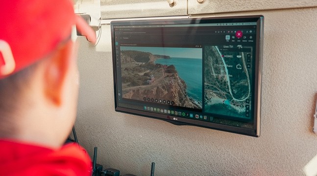 Ein Feuerwehrmann der portugiesischen Feuerwehr (Bombeiros) bewältigt eine Situation mit AirHub