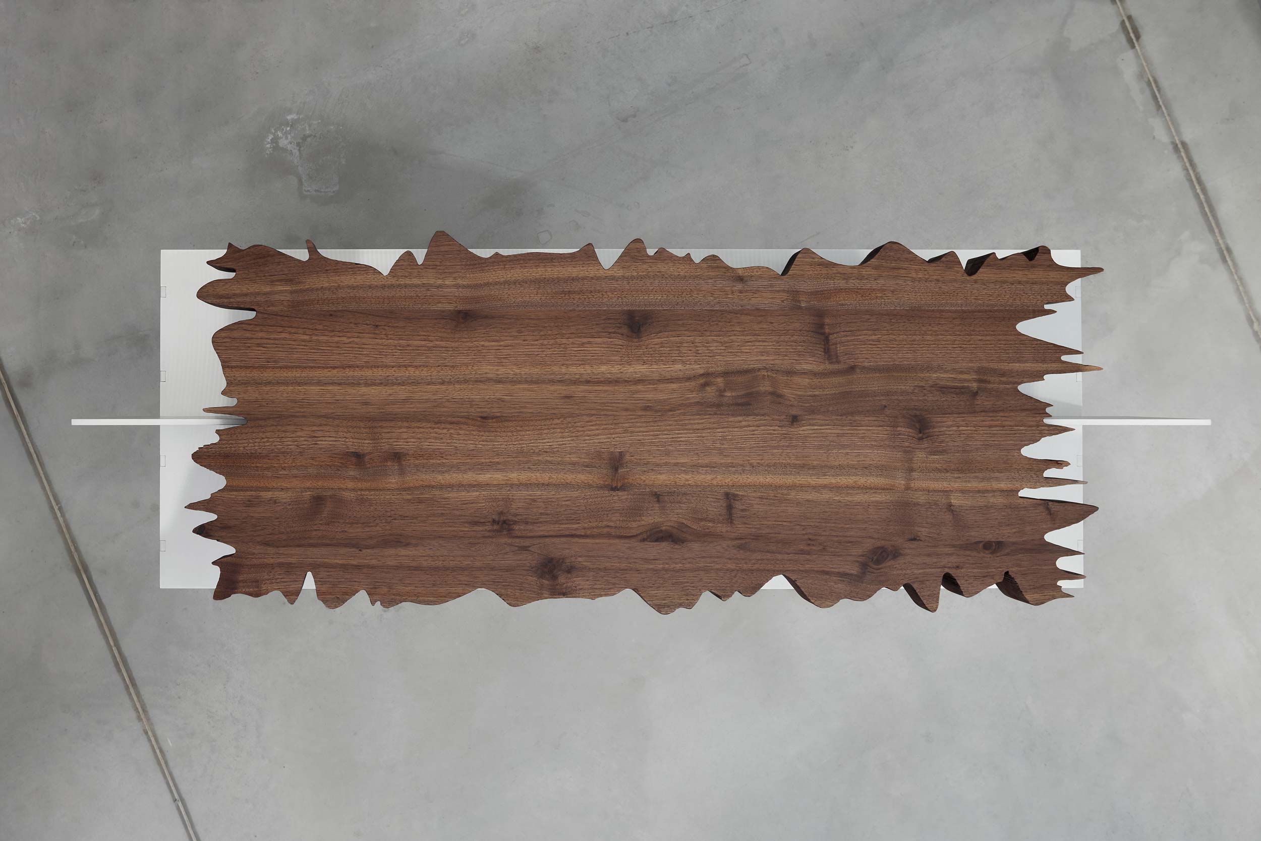 audio-altar-kabinet-masivni-drevena-deska-detail-organicky-tvar-design-jiri-krejcirik