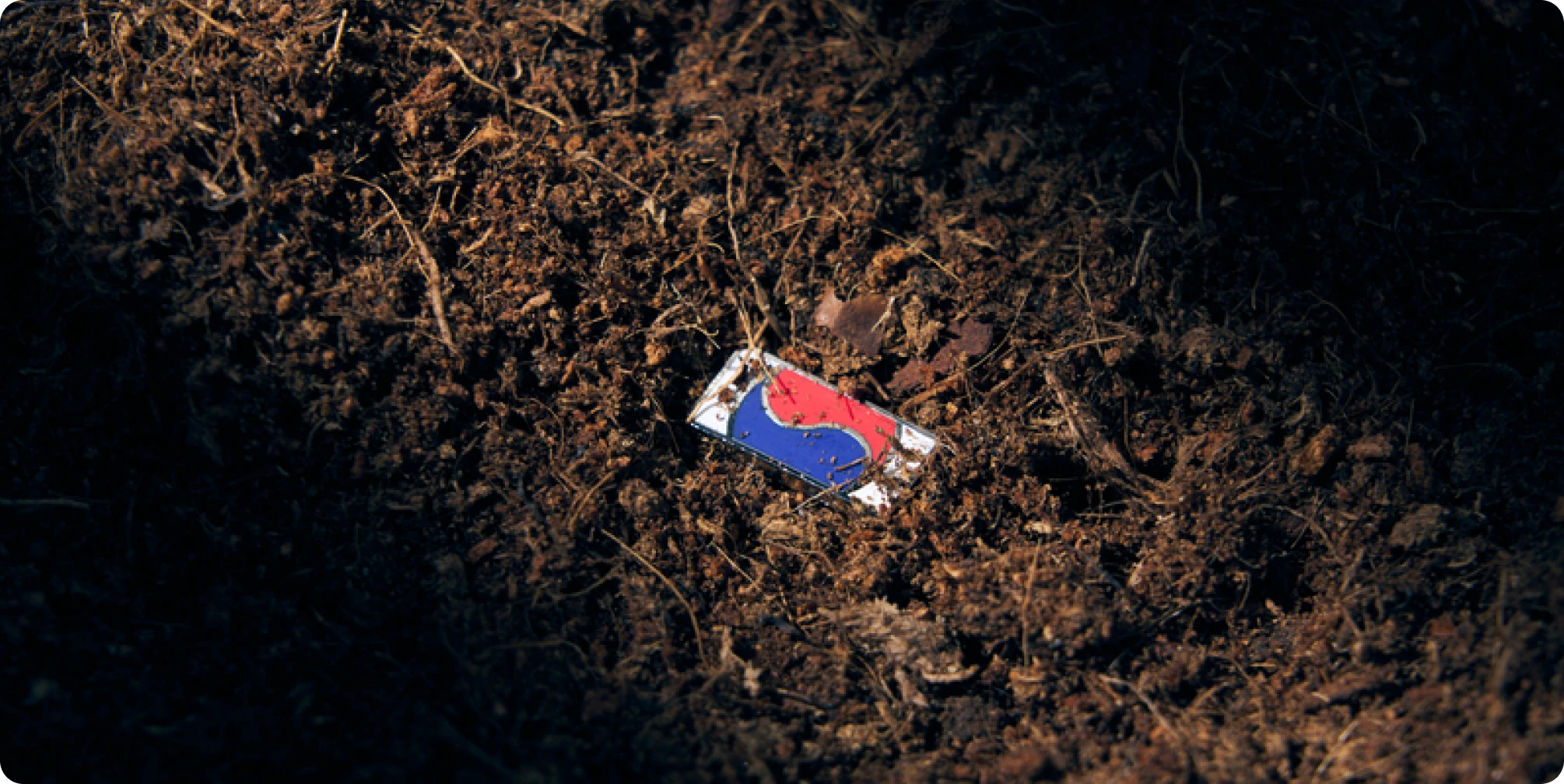 흙에 묻힌 듯 한 '끝까지 지켜야 할 태극기' 미닝굿즈