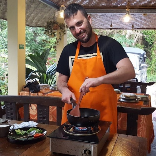 Embarque numa viagem culinária em Koh Samui, explorando os vibrantes sabores da cozinha tailandesa.
