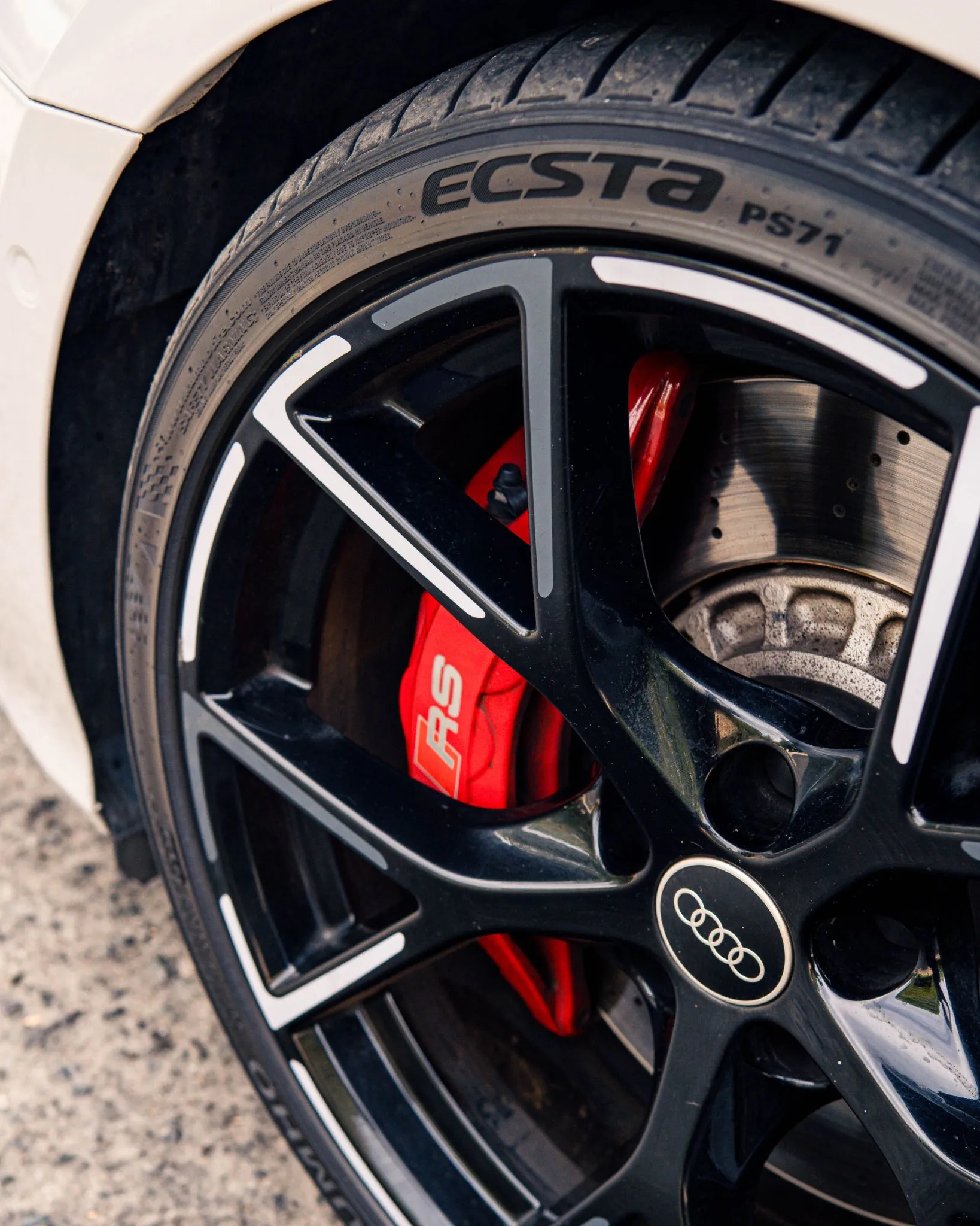 Llanta negra del Audi RS3 con cáliper rojo RS y neumático Ecsta en primer plano