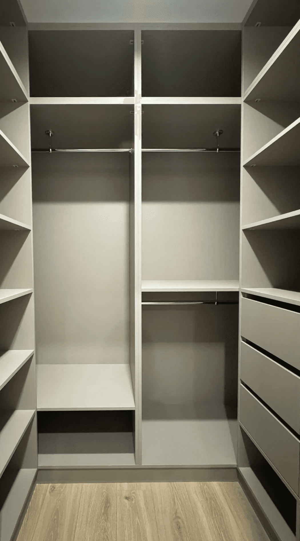 Гардеробна кімната з відкритими секціями для зберігання одягу