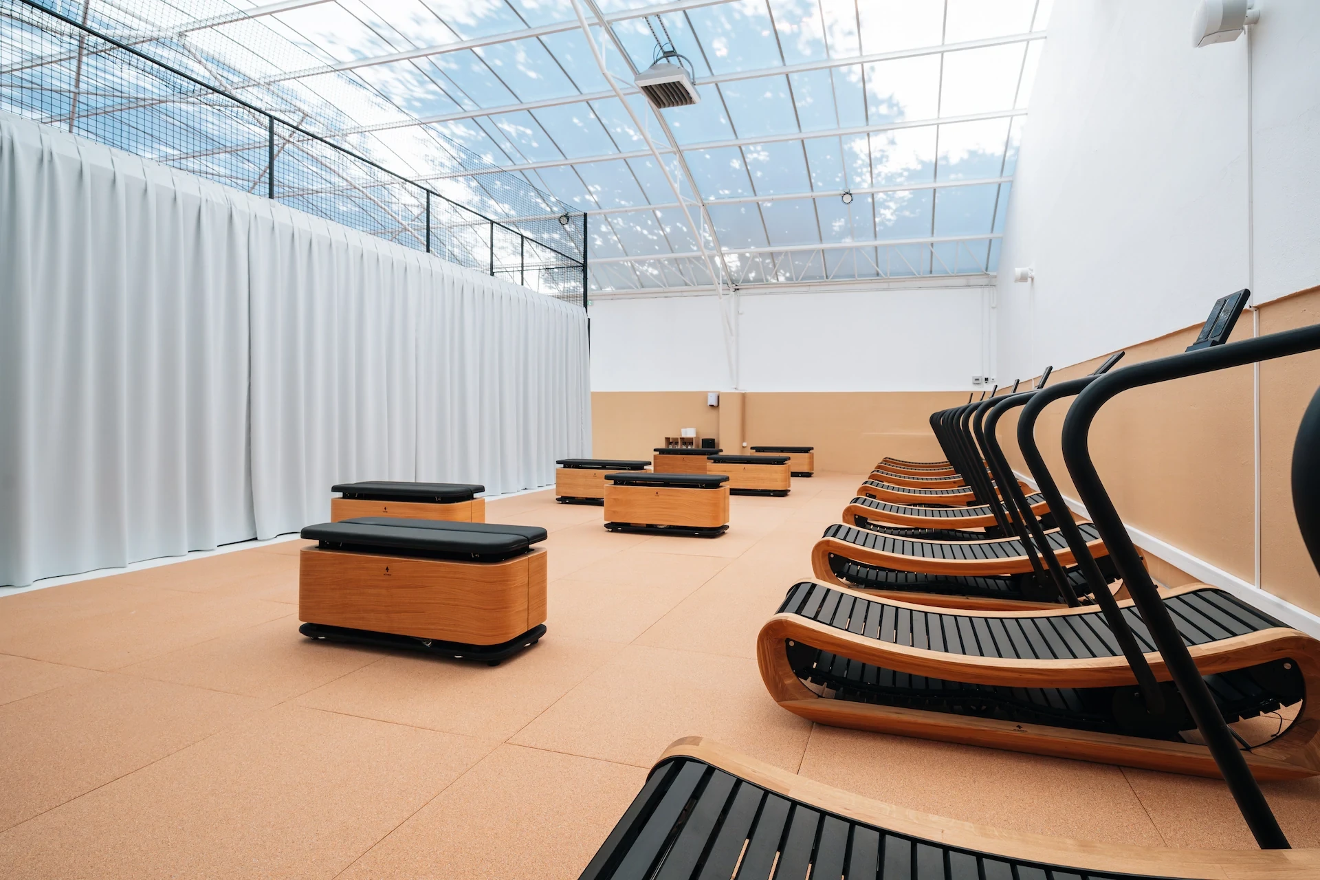 Intérieur design avec tapis roulants incurvés et lumiere naturelle. Espace lumineux et moderne pour le bien-être.