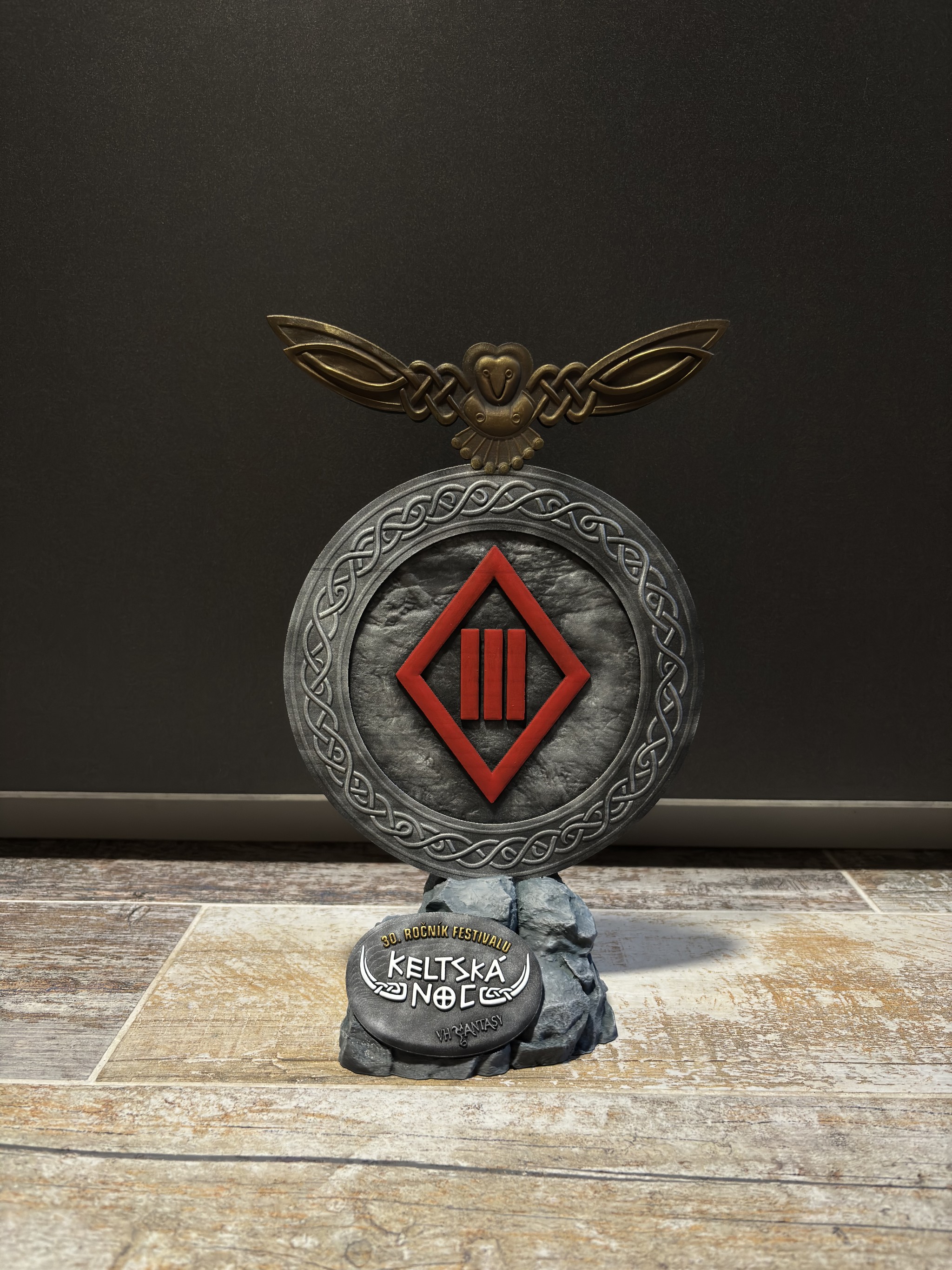 Ručně vyrobená trofej pro kapelu Tři sestry k 30. výročí festivalu Keltská noc