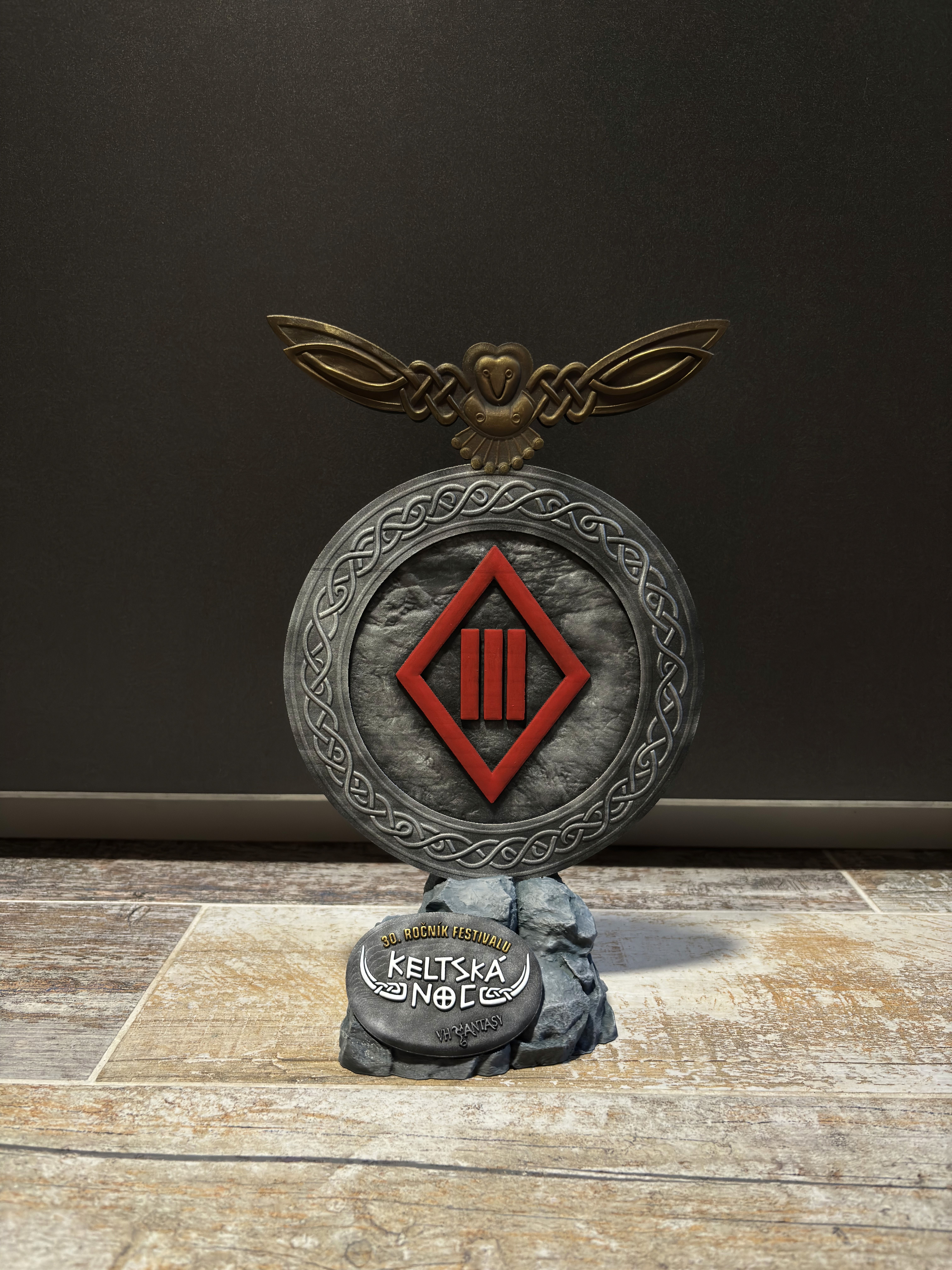 Ručně vyrobená trofej pro kapelu Tři sestry k 30. výročí festivalu Keltská noc