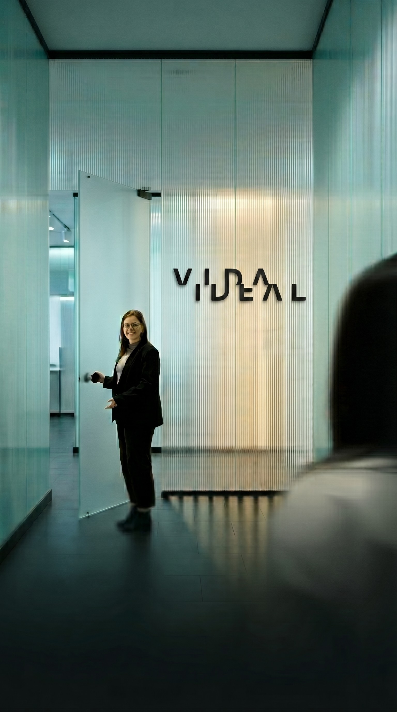 Asesor de Vida Ideal dando la bienvenida al cliente. 